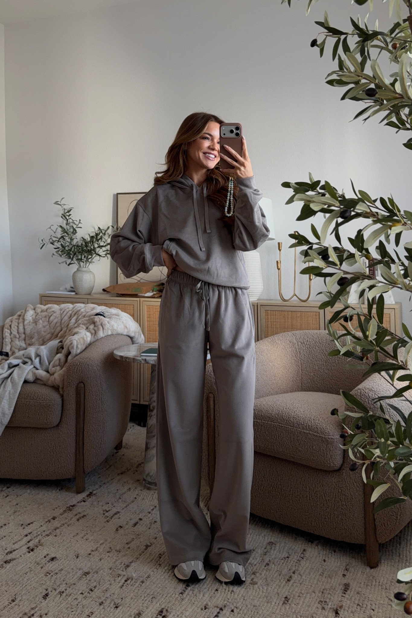 #abercrombiepartner this set is soooo comfortable. the material is a luxe, corduroy, ribbed feel & i love the taupe color. wearing a small in the hoodie and a small regular length in the pants. pants are a little bit big on me but it has an adjustable drawstring waist so i was able to adjust it! my usual xs regular would have fit perfect though, so just stick to your usual size or go up if in-between! i’m 5’3 for reference. @abercrombie