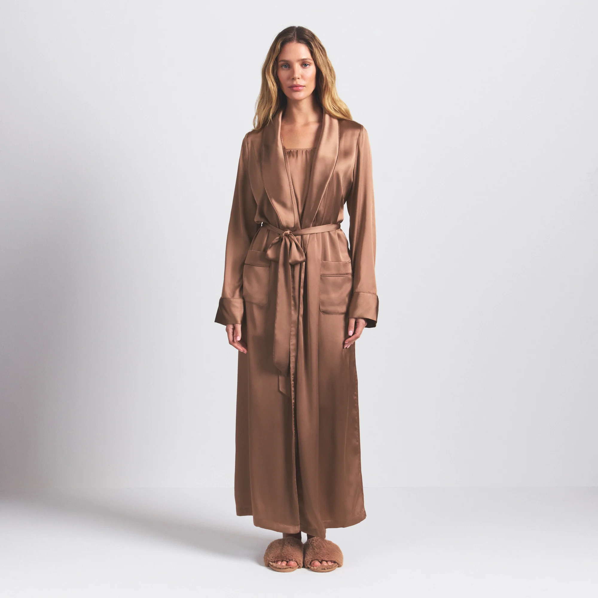SKIMS Long Robe | Medium Neutral | Small | Woven Shine | SKIMS (US)