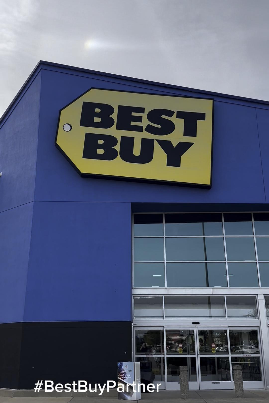 @BestBuy is our favorite place to shop for electronics! My husband is a Total Member and though he enjoys perusing in-store, we always check the top deals in the app as well to get the best price. Here’s a few of my favorite Top Deals this week! #bestbuypartner 

#LTKSaleAlert #LTKHome