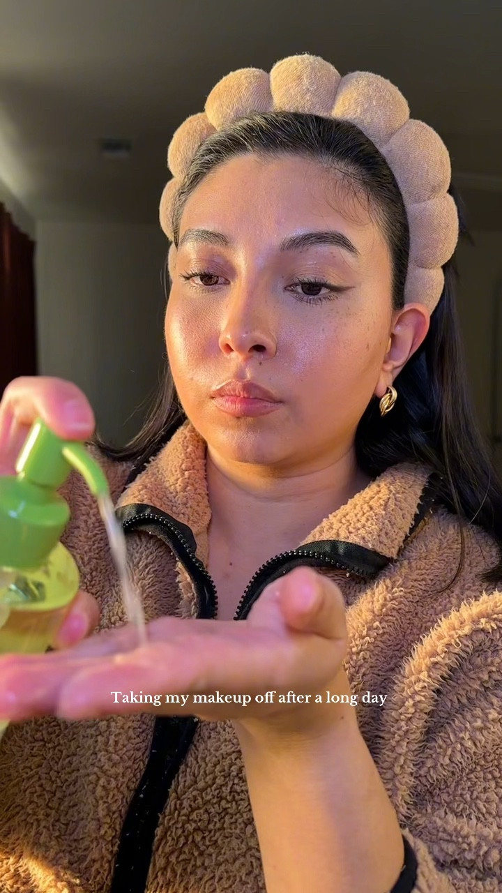 Taking my makeup off with this cleansing oil and finishing with a pore cream 

#LTKBeauty #LTKWatchNow #LTKStyleTip