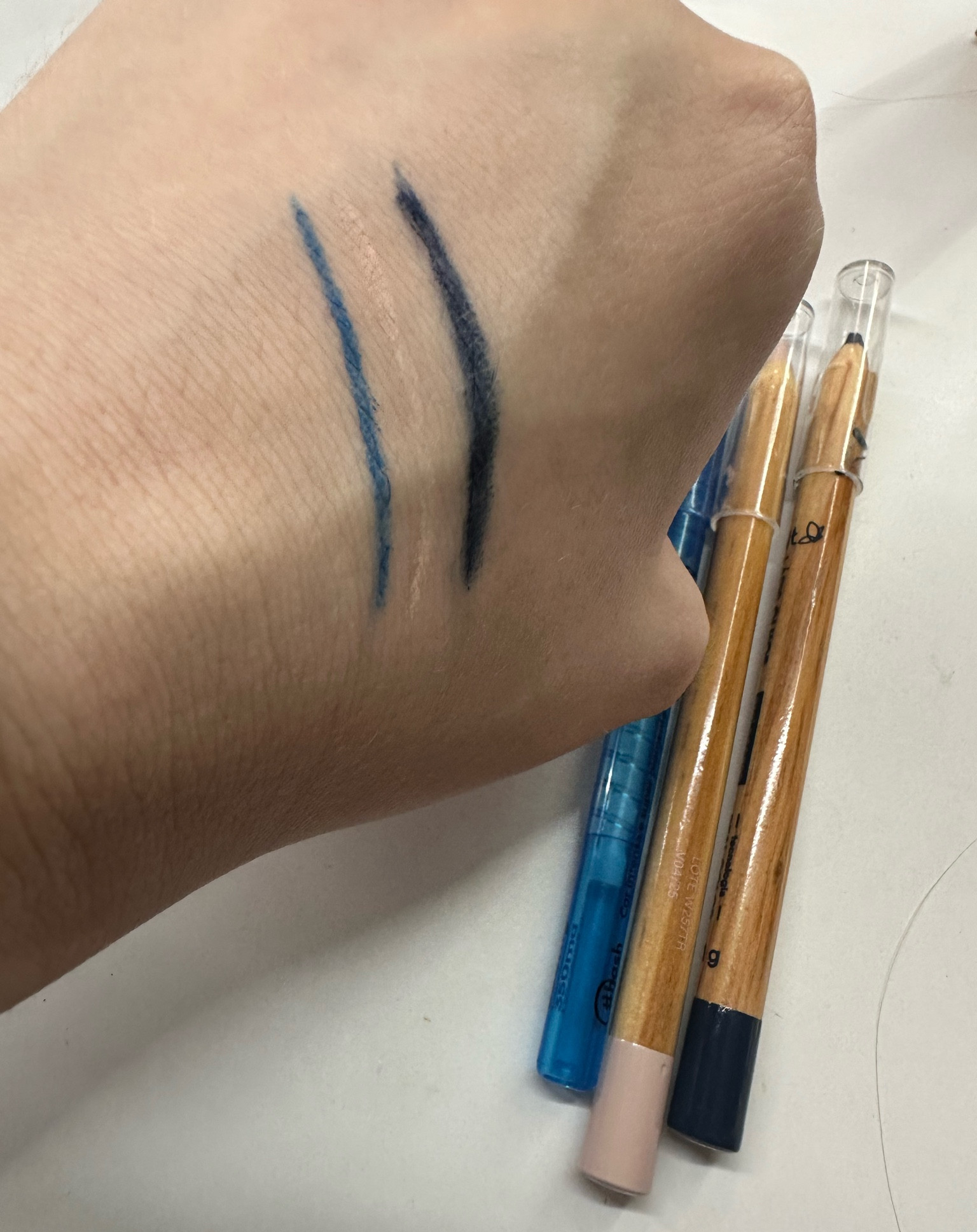 Lapiseira Vult #moodazul
Lápis de olhos Vult areia
Lápis de olhos azul oceano

Qual seu favorito? Compre com desconto no site da VULT, aplique o cupom LTK15 e garanta 15% de desconto + mimo.

#vult #makeup #maquiagem #delineador #lápisdeolho

#LTKsalealert #LTKbrasil #LTKbeauty
