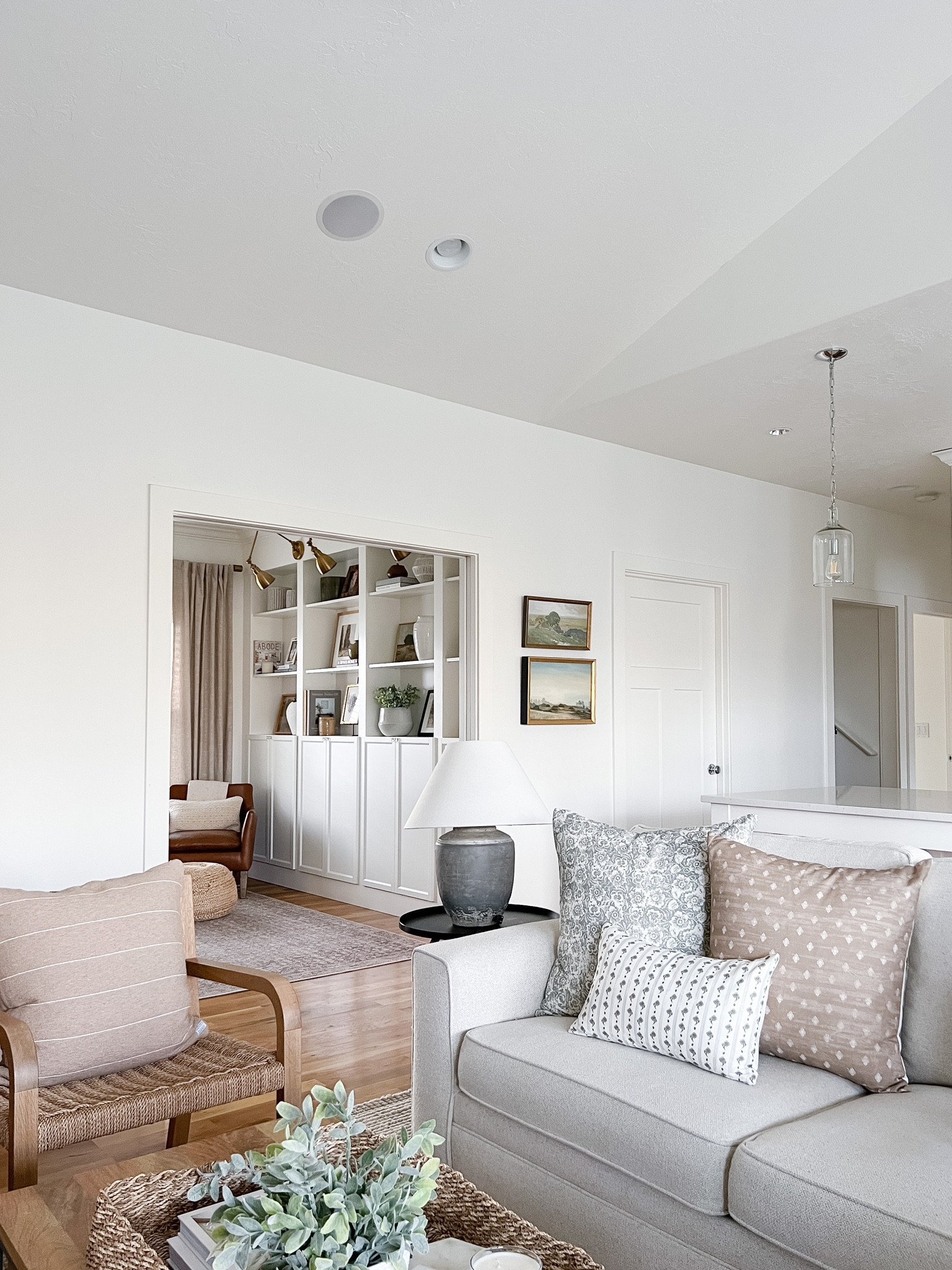 Living room decor, home decor, throw pillows, Pottery Barn Pearce sectional, table lamp

#LTKFind #LTKhome #LTKstyletip