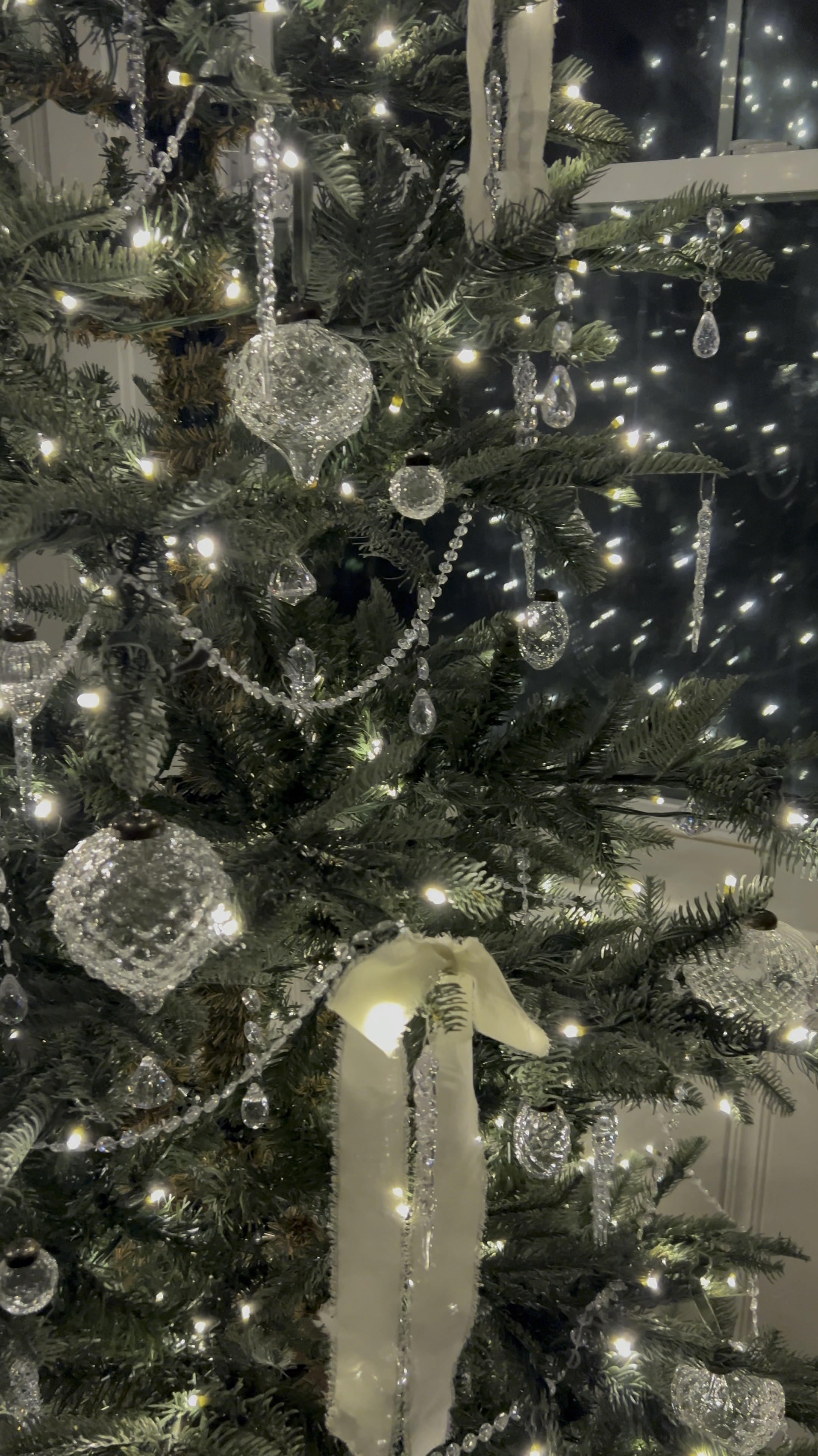 Absolutely in love with the look of my all crystal tree this year 💎

#LTKSeasonal #LTKHome #LTKFindsUnder50