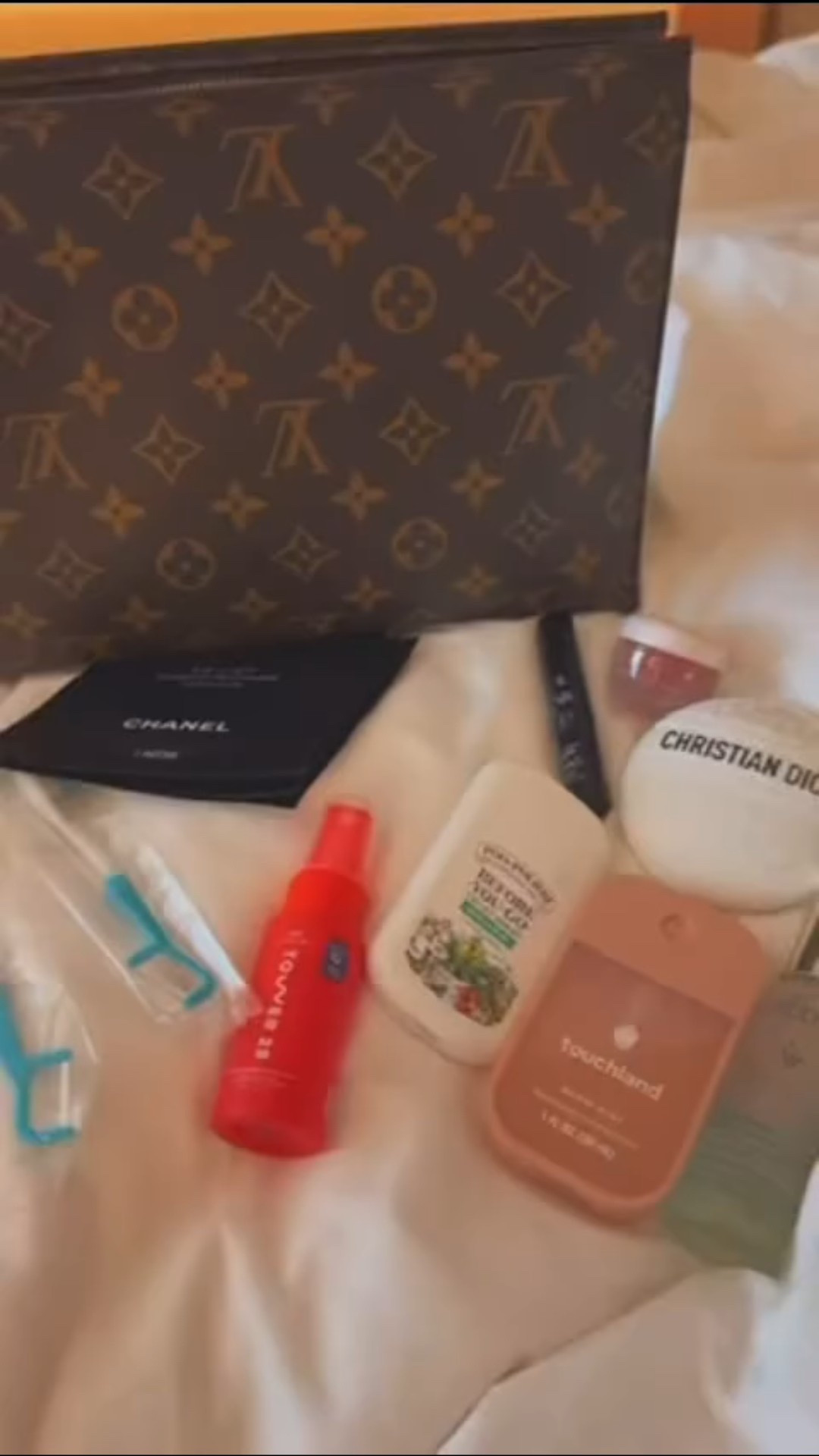 Come travel with me! ✈️ 

These are my must-have travel essentials for the plane. 
Shop all my favorites now on my Amazon storefront 
🔗 amazon.com/shop/ladysharese

🛍️ 
@tower28
@dior
@caudalie
@poopourri
@touchland
@chanel
@brushee
@tatcha

@amazon
@amazoninfluencerprogram

 #TravelEssentials #AmazonFinds

#LTKNYFW #LTKBeauty #LTKTravel