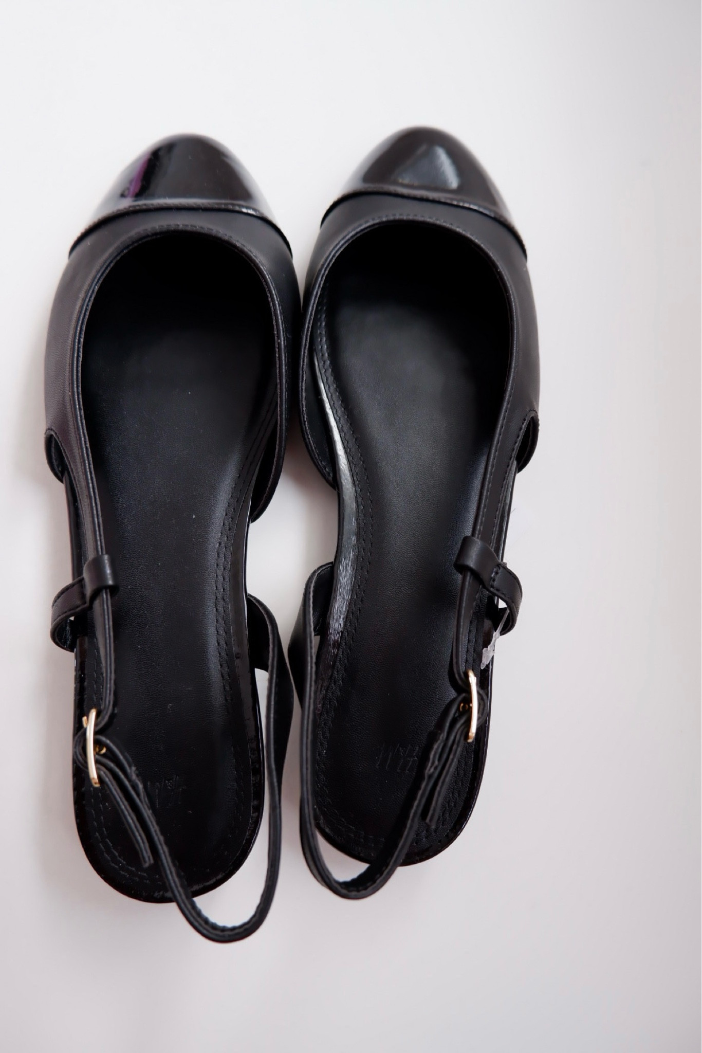 Black ballet flats 


#LTKfindsunder50 #LTKstyletip #LTKSeasonal