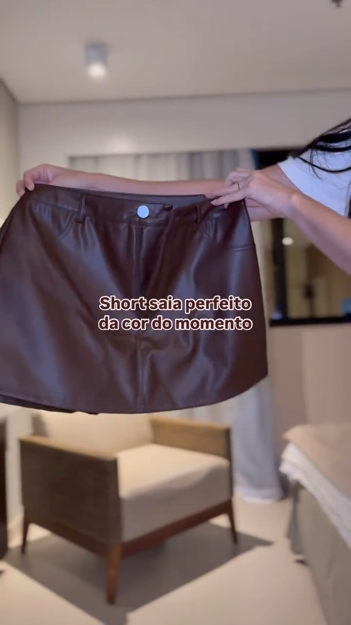 Gostou das peças? Pede o link 🔗 
Reels arrume-se comigo mostrando as peças, short saia da cor do momento marrom em PU, camisa com amarrações frontal em chiffon preta, tamanco salto bloco preto!
.
.
.
.
.
.
.
#achadinho #achadinhosrenner #outfit #girlygirly #milipili #trendalert #marrom #lookmarrom #mochamousse #moda