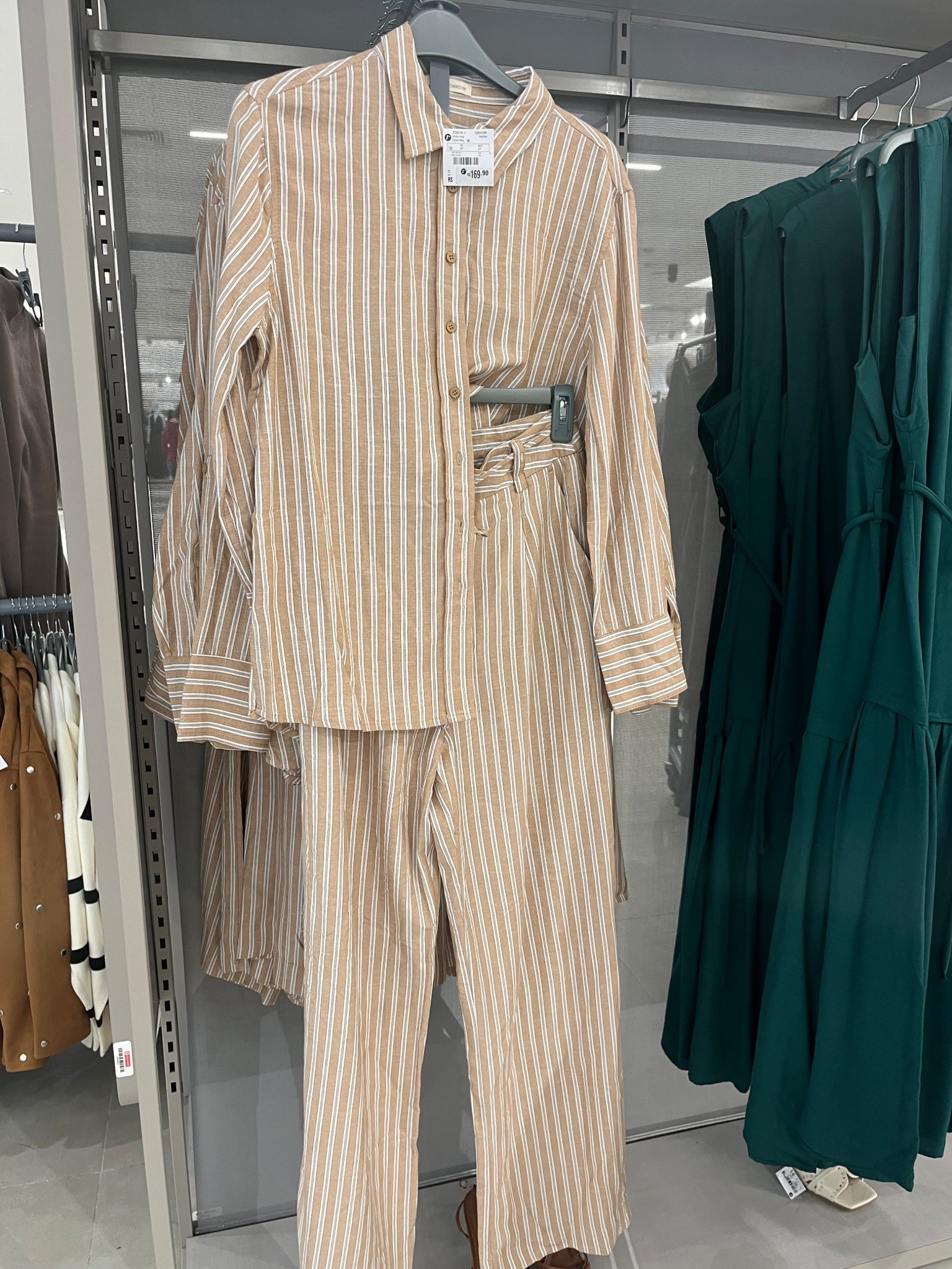 Esse look é um conjunto de linho com camisa e calça de listras verticais em tons de bege e branco. Ele transmite uma vibe leve, natural e elegante — perfeito para quem gosta de conforto sem abrir mão de estilo.

#LTKbrasil #LTKdicadeestilo #LTKmaternidade