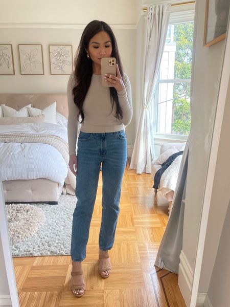 Levi’s wedgie straight - tts, wearing 25x26 length, doesn’t have a lot of stretch so I would recommend sizing up if you’re in between sizes / top is TTS, wearing XS / heels are old linked similar 

#LTKstyletip