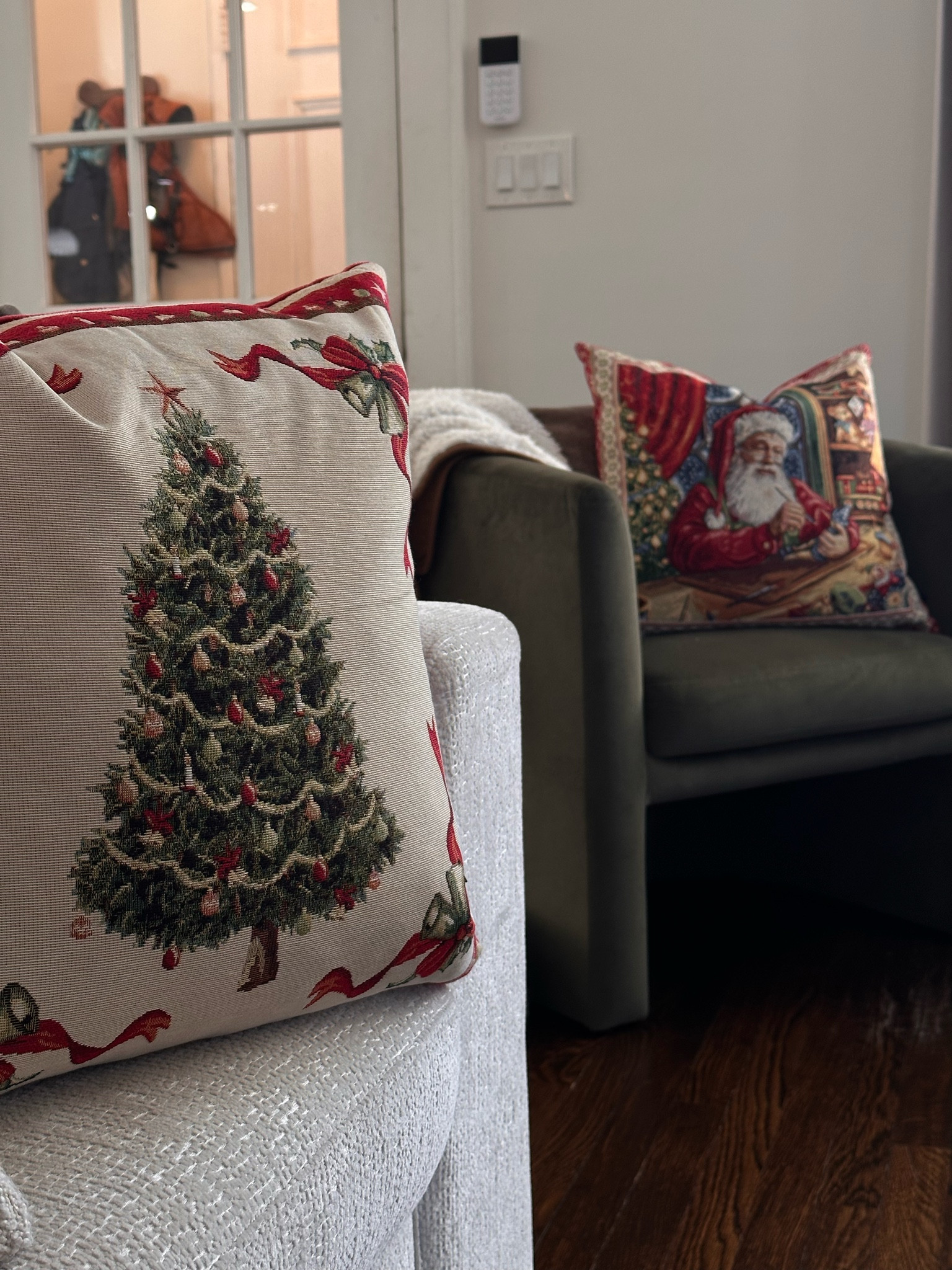These viral vintage pillows are chefs kiss. 

#LTKHoliday #LTKSeasonal #LTKHome