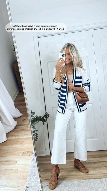 Casual summer outfit
Navy striped cardigan
White jeans 