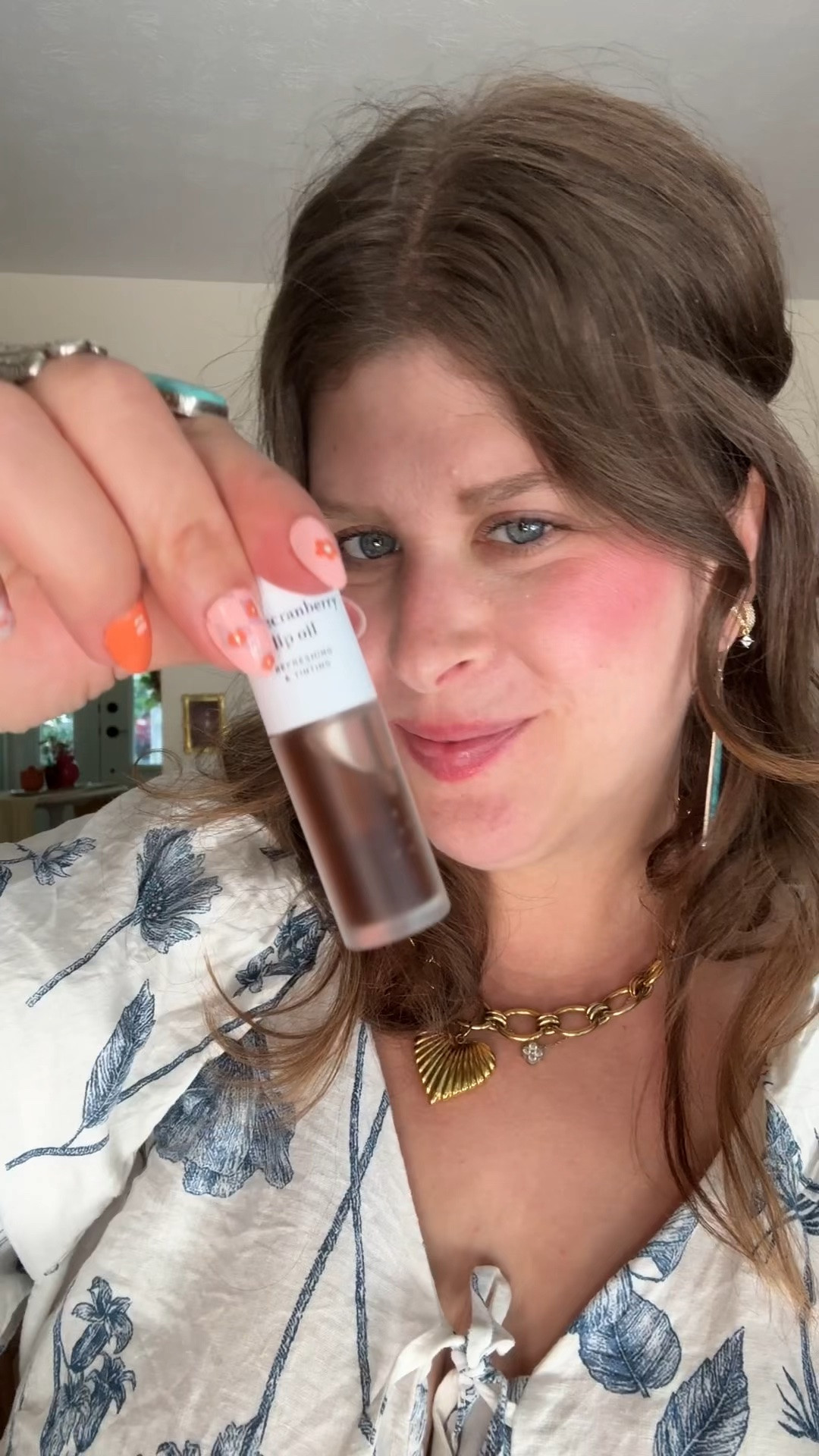 This lip tint/oil is so good! It’s glossy & not sticky, smells amazing, & leaves the prettiest tint 💋

#lips #lipoil #liptint #lipstick #lipgloss