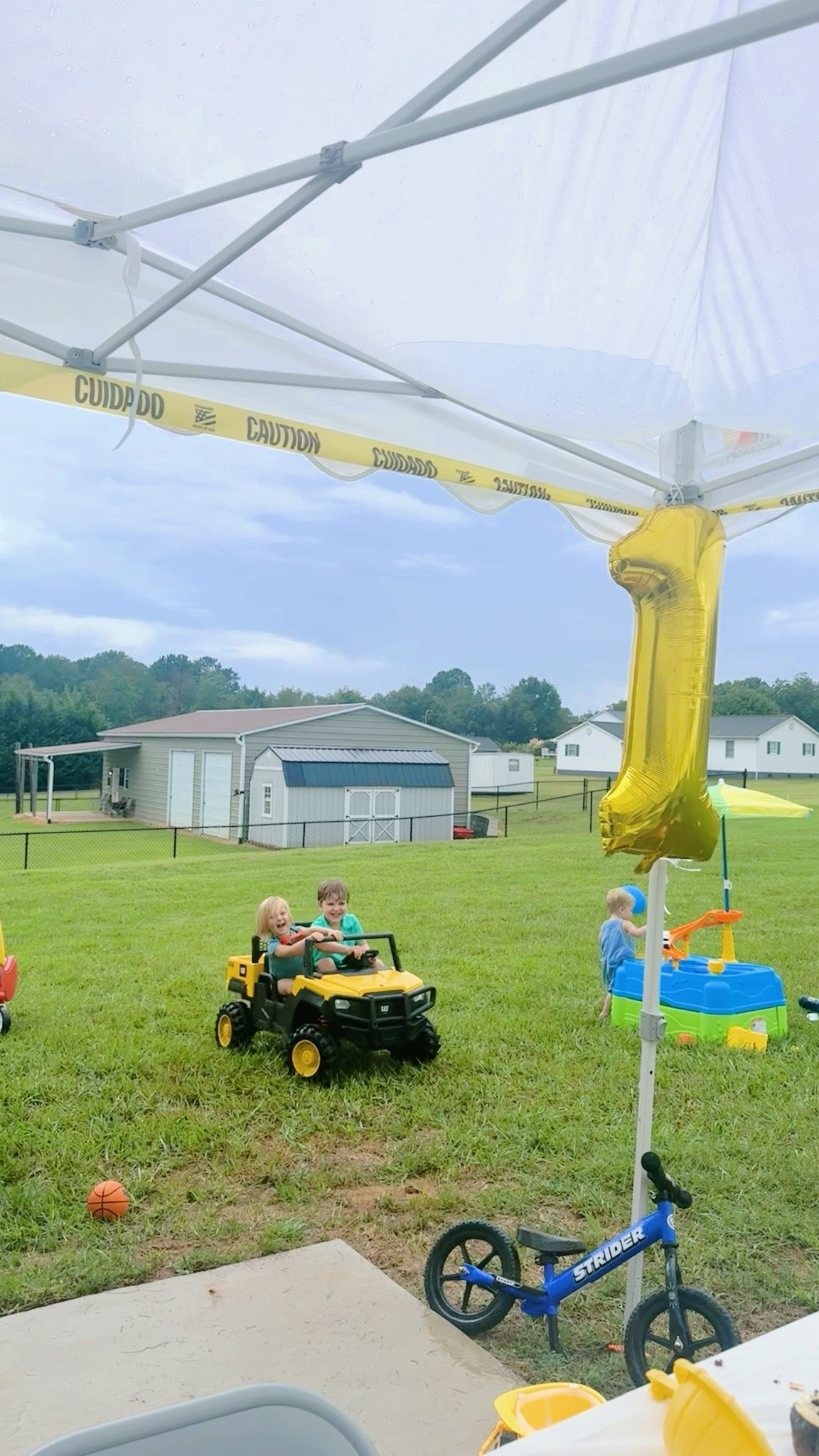 We had the best time celebrating friends at their adorable construction 👷🔨🏗️🚧 birthday 🎂 party!! 🥳 Such an adorable party!! 🫶🏽