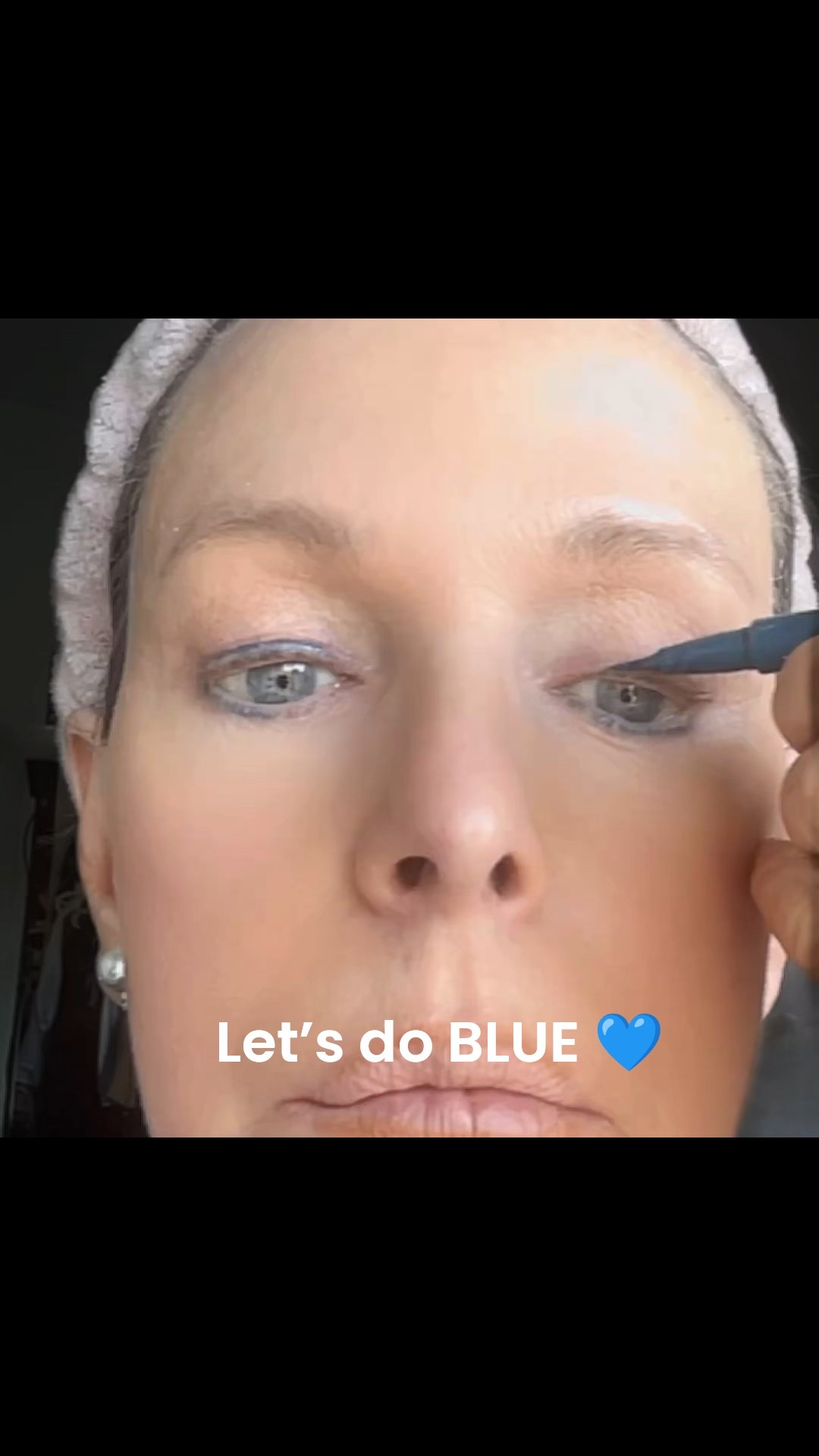 El azul no es solo para los ojos claros. Y en los 70 lo sabíamos.

En 1970 se usaba azul. Verde. Sin miedo.
Sombras intensas. Miradas marcadas. Personalidad.

Hoy lo recreé completamente en azul.
Sí, tengo ojos azules… pero en ojos marrones o hazel queda también muy impactante.

El orden:
1. NYX eyeliner
2. Mary Kay eyeliner 
3. Sephora eyeliner para la línea de agua
4. Mascara
5. Lipstick


#annettevaillant #MujeresSinFechaDeExpiracion #WomenWithNoExpirationDate #MakeupOver70 #BellezaSinEdad