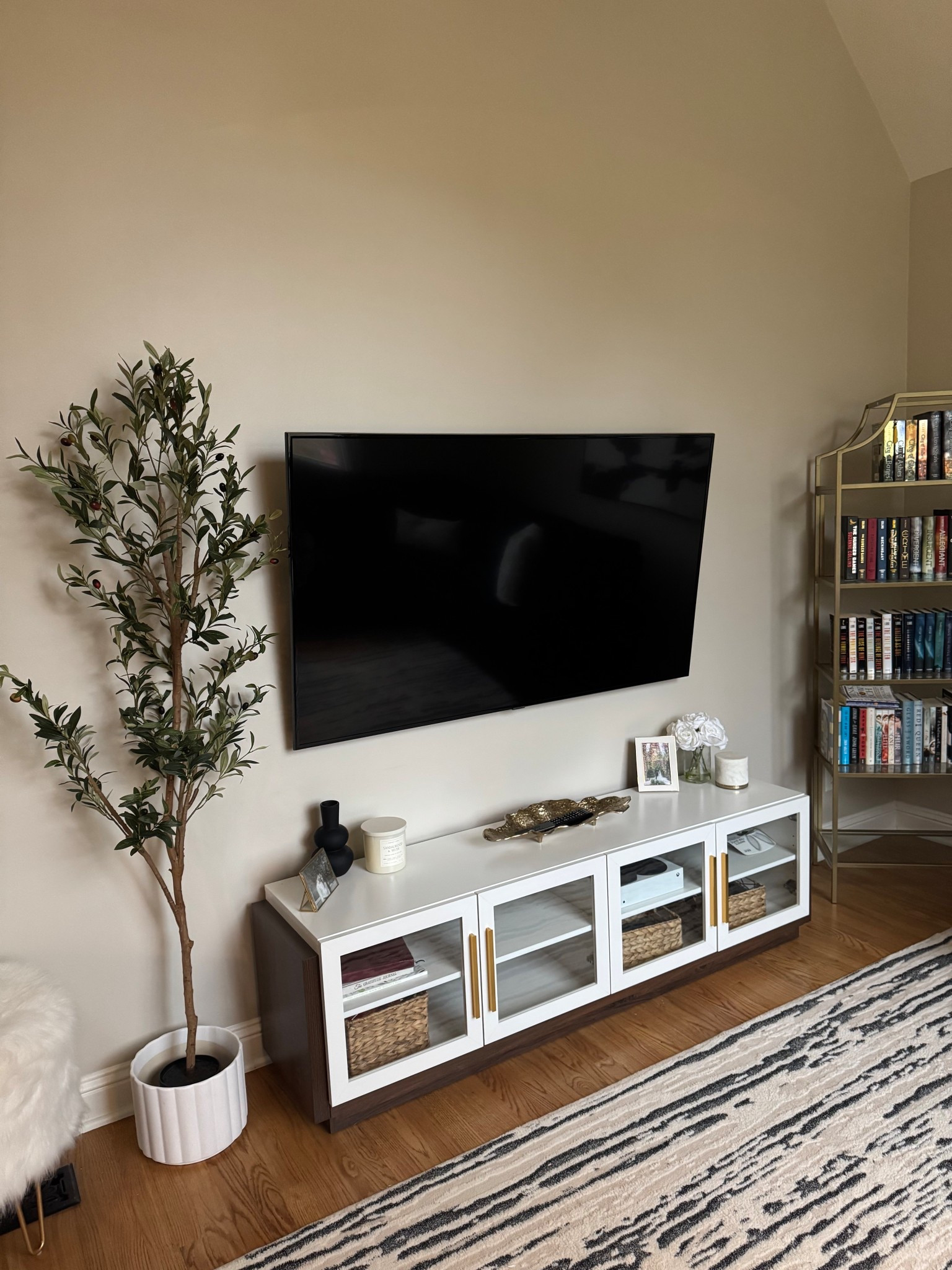 Our new spaces tv stand!! It ties the room together perfectly 👏🏻 



#LTKSaleAlert #LTKSeasonal #LTKHome