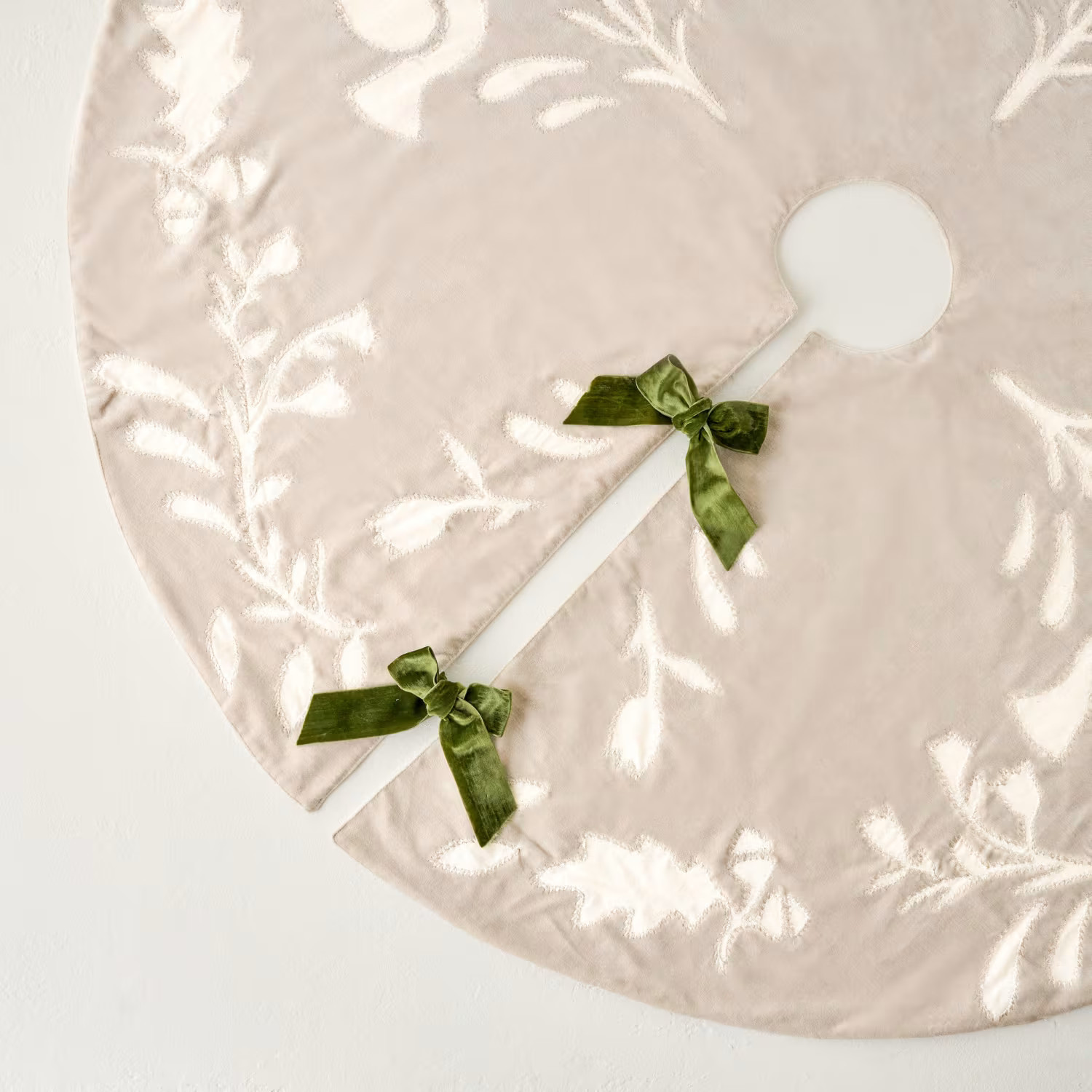 Winter Splendor Velvet Tree Skirt | Magnolia