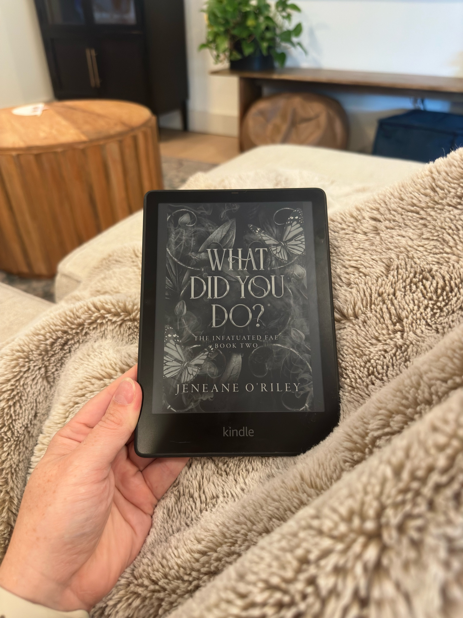 Lazy Sunday reading! I read book #1 in this series last year and it made me fall down a reading rabbit hole with fantasy. Now I’m sucked into #2!

Book #3 is open for pre-order and ships in Feb!

#booktok #reading #fae #fantasy