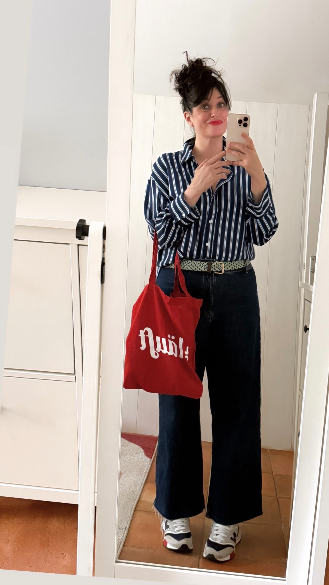 . Chemise rayée #hm (lien) 
. Jean wide leg #mango (lien) 
. Ceinture tressée vert d'eau #BCBGMaxAzria (similaire, en lien) 
. Runnings U997R #newbalance (similaires, en lien) 
. Tote bag "Laüft" #kiwistar (lien) 
. Baume à lèvres coloré "poppy red" #labello (en lien)
. Rouge à lèvres mat #revlon (en lien) 
