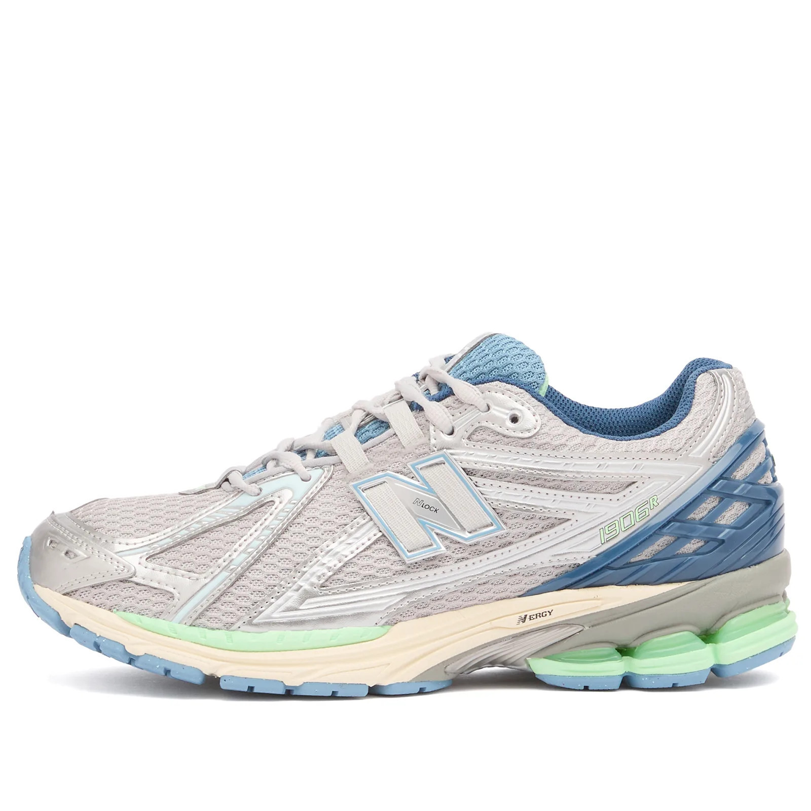 New Balance 1906R Sneaker in Silver Metallic, Size UK 9 | END. Clothing