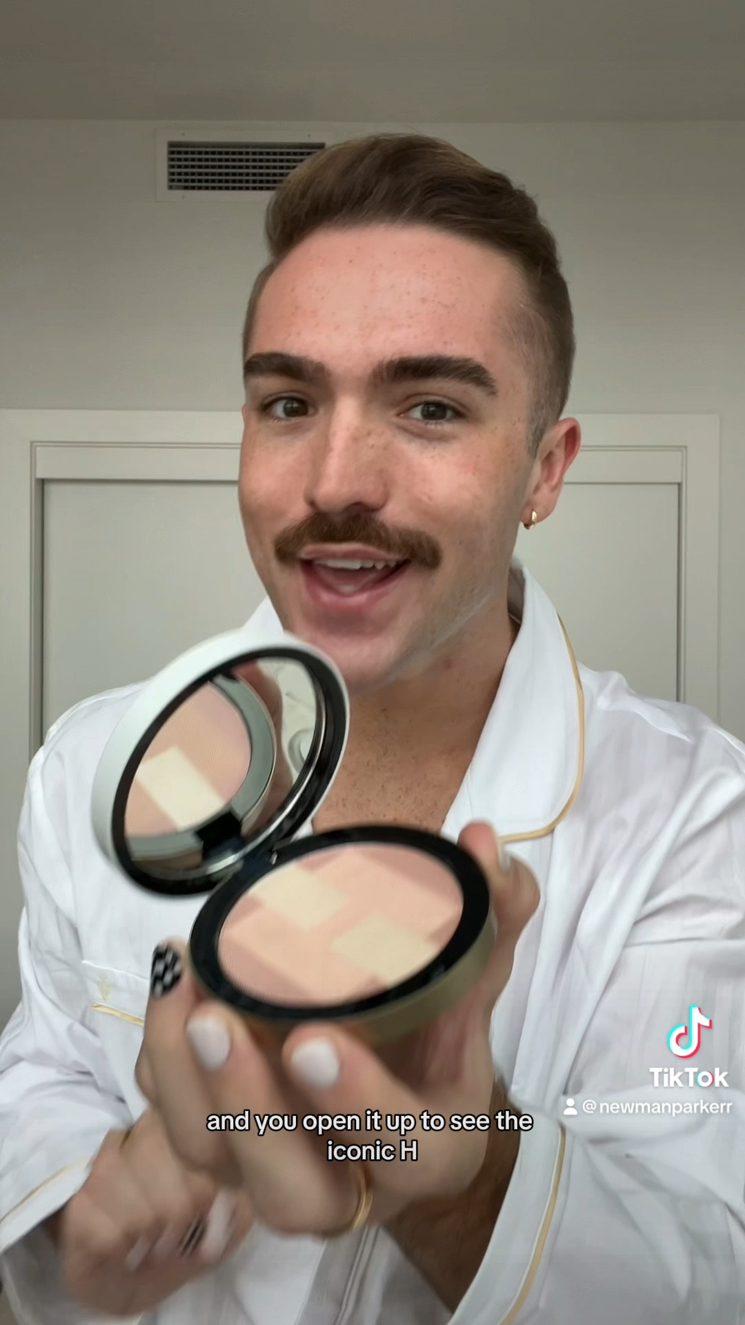 this Hermes highlighter is everything!! Moda Operandi just started selling Hermes beauty too so I’m linking here :) 

#LTKHoliday #LTKGiftGuide #LTKbeauty