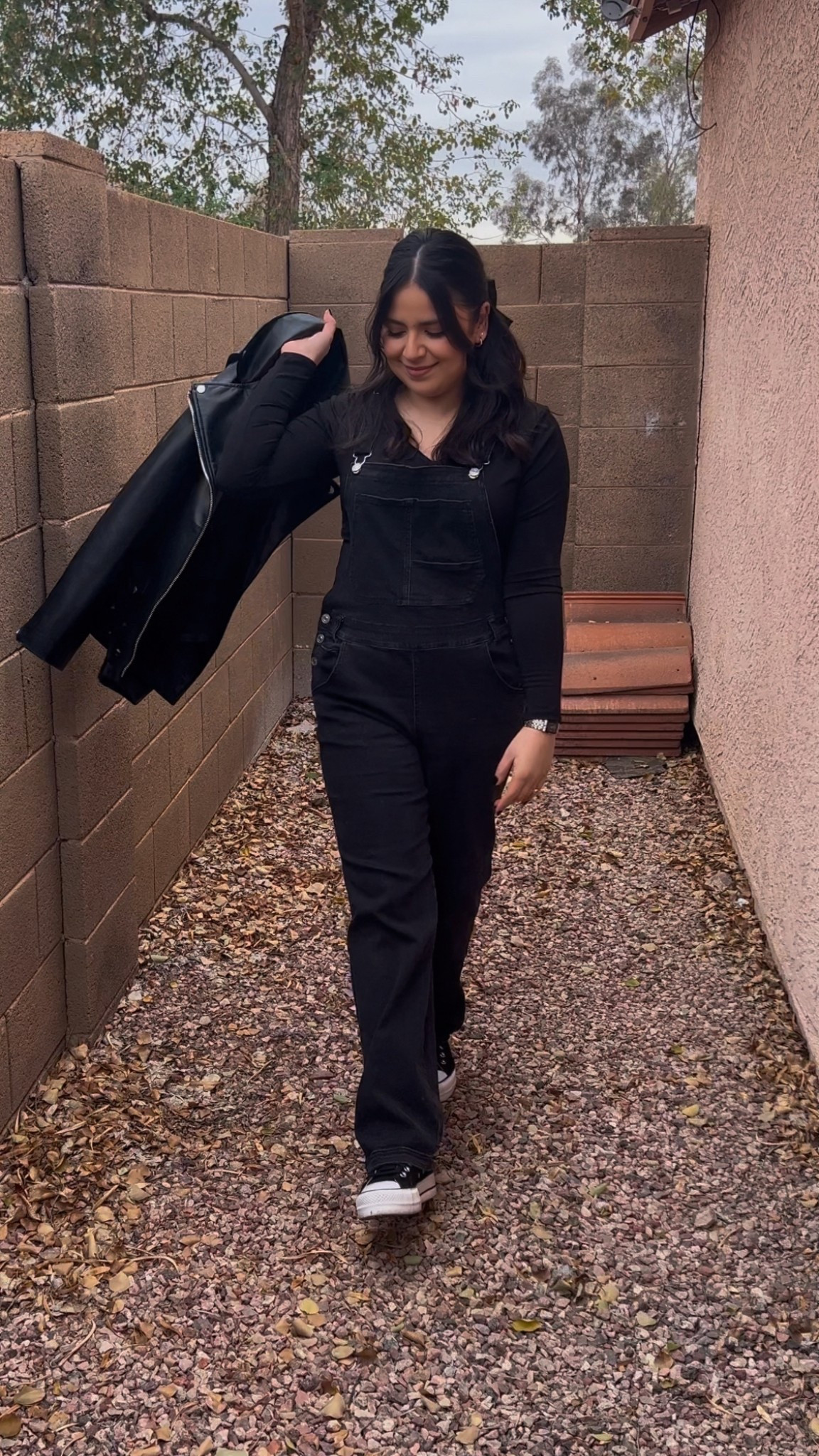 All black MUA OOTD #1 🙈 doing makeup duties last month gave me an excuse to dress up kinda cute 😅🤷🏻‍♀️✨
Wore these overalls during my pregnancy, and now postpartum they’re still my go-to to be so so comfortable!! 😭 

#LTKFindsUnder100 #LTKPetite #LTKStyleTip