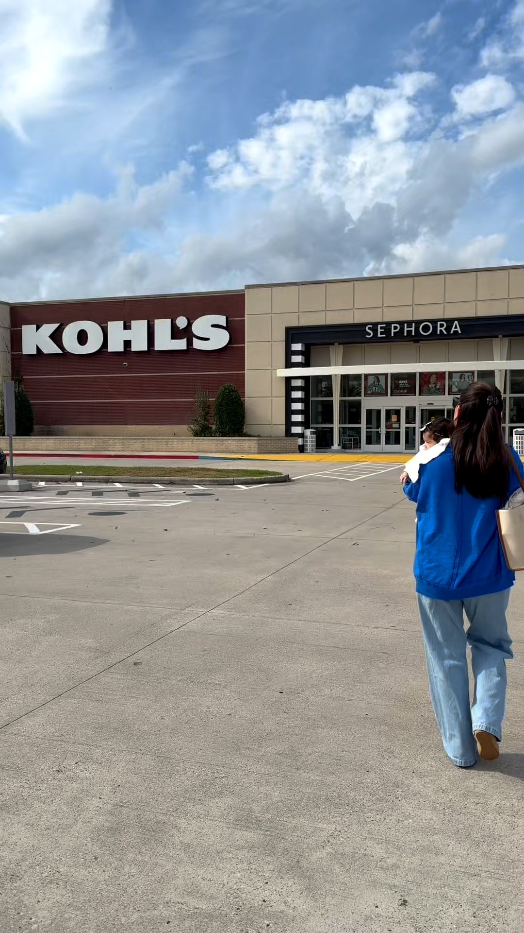 Holiday Shopping 

@kohls #AD #kohlspartner #kohlsfinds 

#LTKHoliday #LTKGiftGuide #LTKCyberWeek