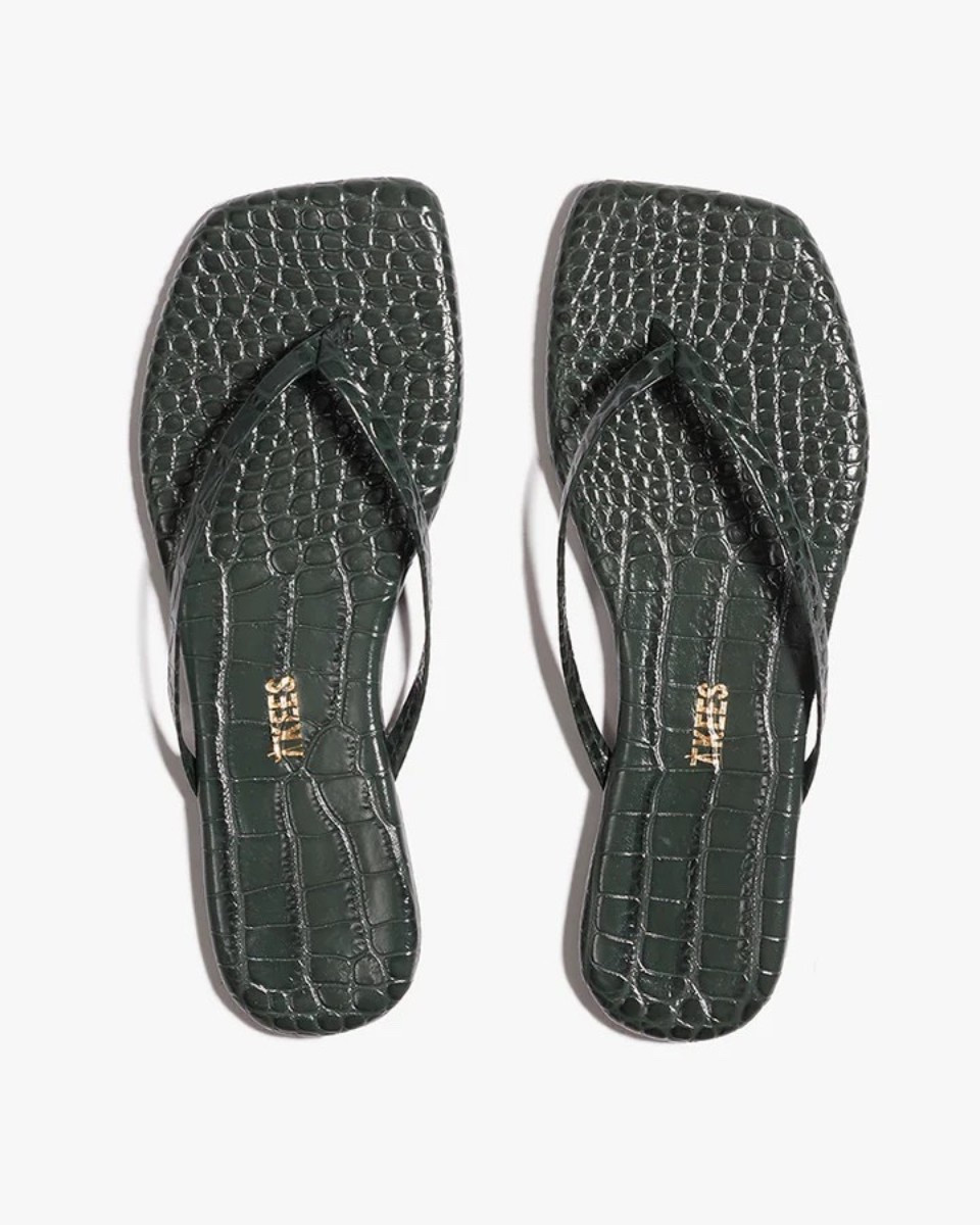Embossed crocodile flip flops 🔥🔥 they are so good