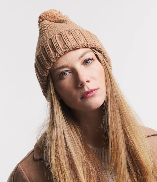 Gorro em Tricô com Pompom Marrom | Renner (BR)