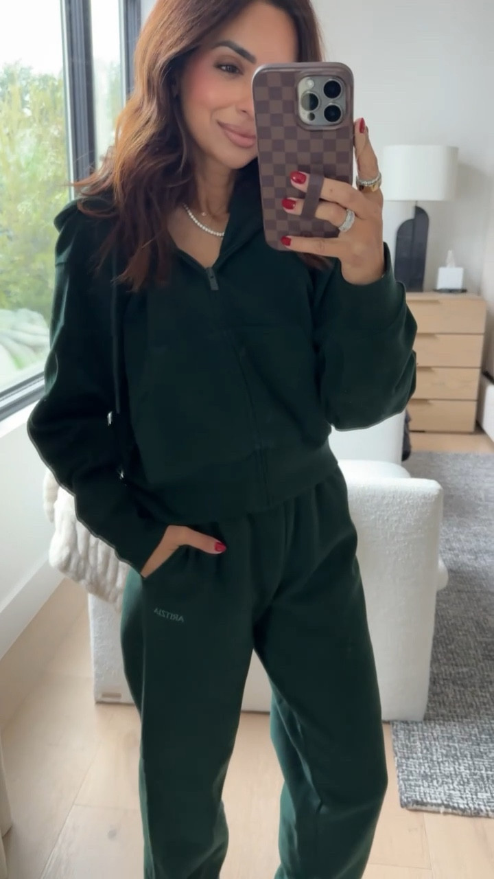 This cozy set from @aritzia is insanely soft and luxe! I did my true size XS in each, and the shorter length in the sweatpants. These are perfect for staying comfy this holiday season and would also make a great gifting option for the cozy girlie! #aritziapartner

#LTKSeasonal #LTKHoliday #LTKPetite