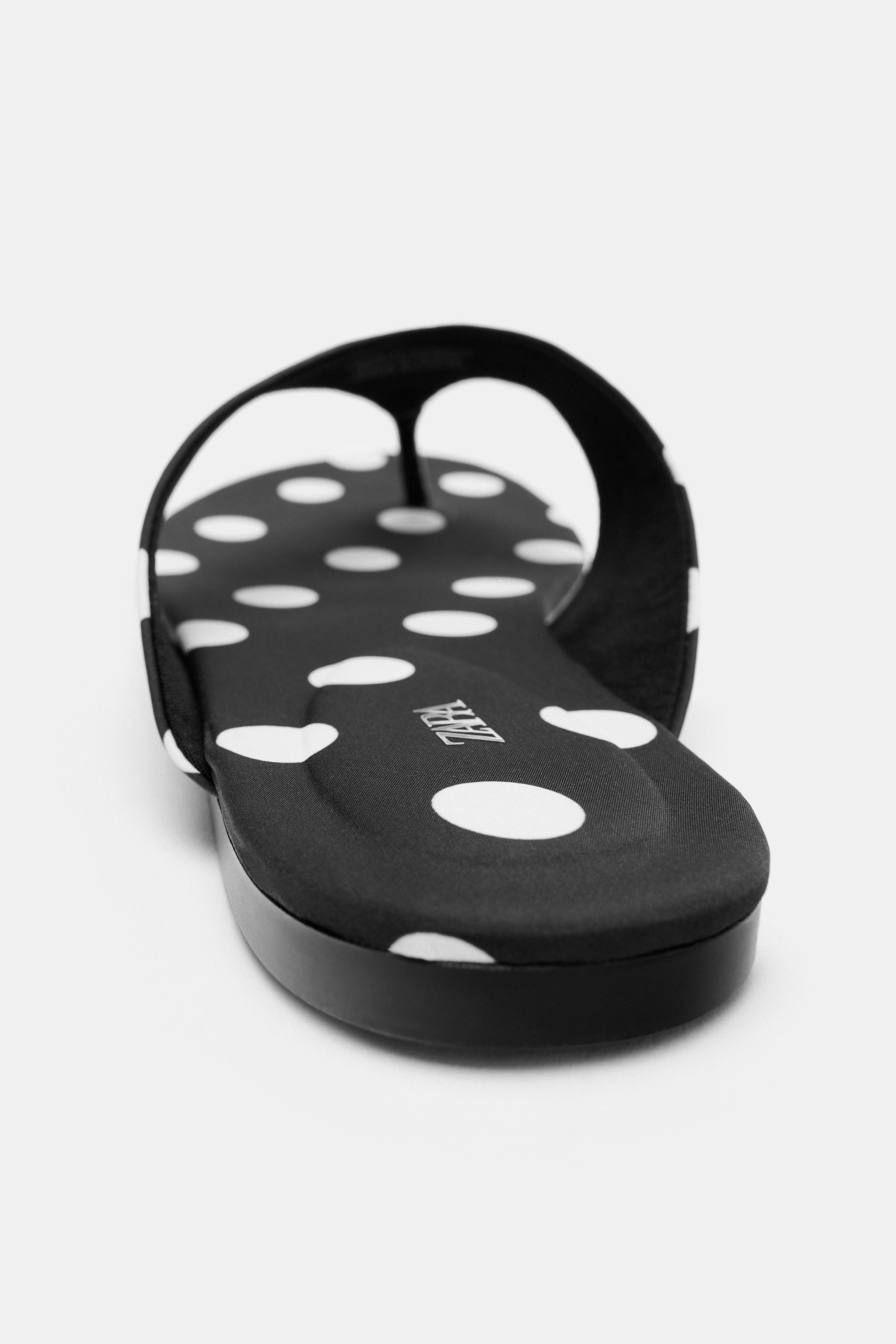 Flat sandals with a polka dot print. Toe post strap. Rounded toe.Sole height: 0.4 inches (1 cm) | Zara US