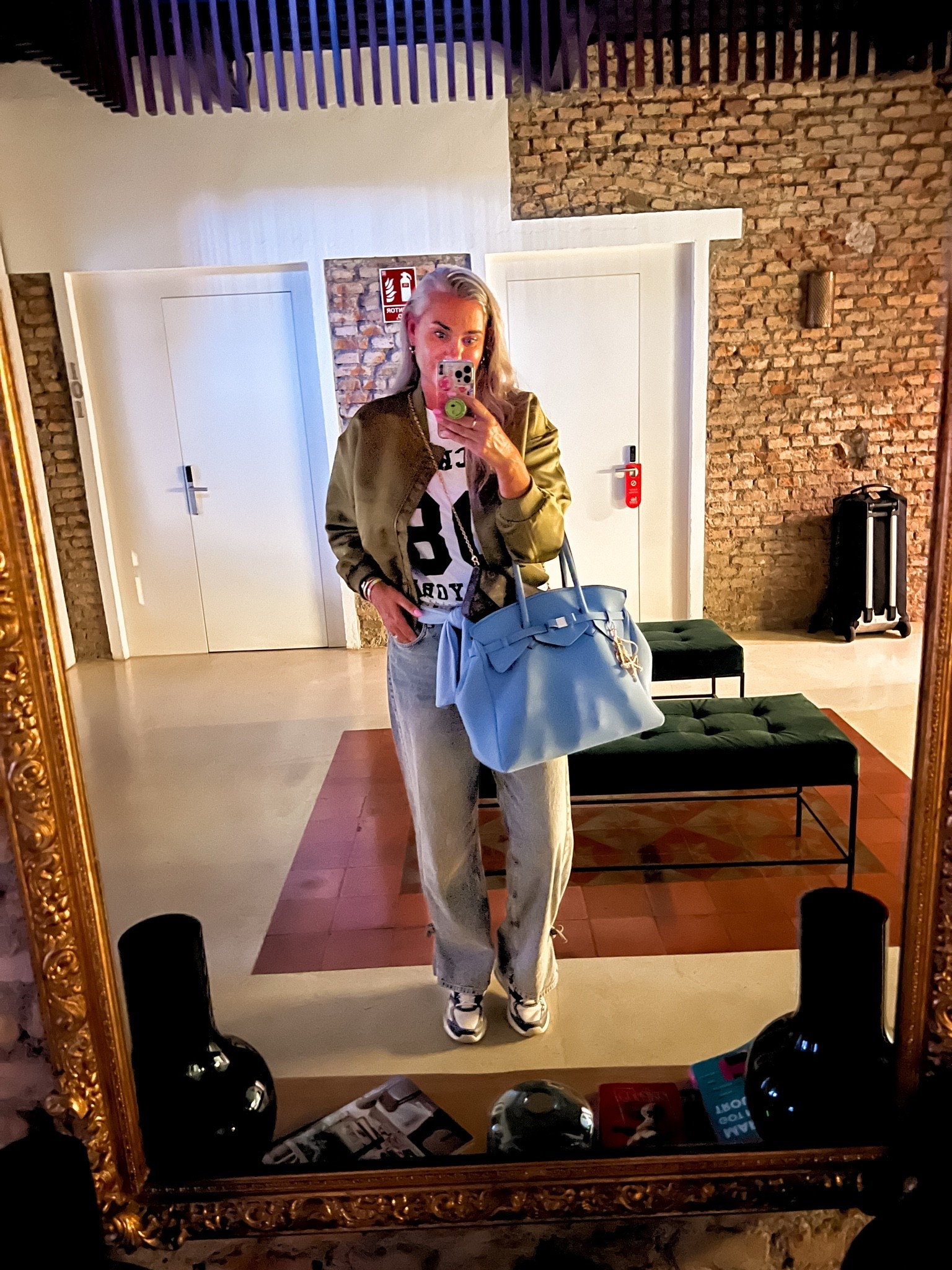 OOTD - Zaterdag. Terugreis van vakantie. Een wit T-shirt met grafische print, een dun lichtblauw wollen truitje, een olijfgroen cropped bomber jack, jeans van Shoeby (https://wehkamp-nl.mtpc.se/6191881), Skechers sneakers en handbagage tas is van Save my Bag.

#LTKeurope #LTKtravel #LTKsummer