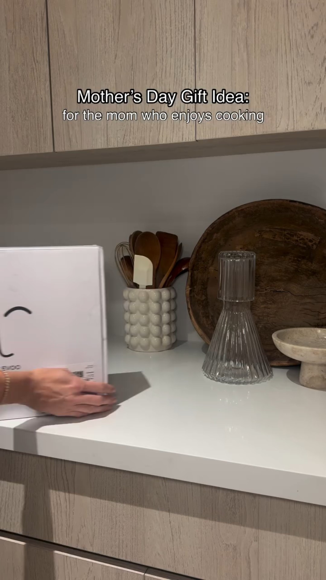 Mother’s Day gift idea for the moms who enjoy cooking. Comment “gift idea” for the links directly! When I say this is the BEST olive oil I’ve had, I truly mean it. It takes me back to Santorini, which Ben and I still claim to be the best food we’ve ever had.

#oliveoillovers #mothersdaygiftidea #giftideasforher