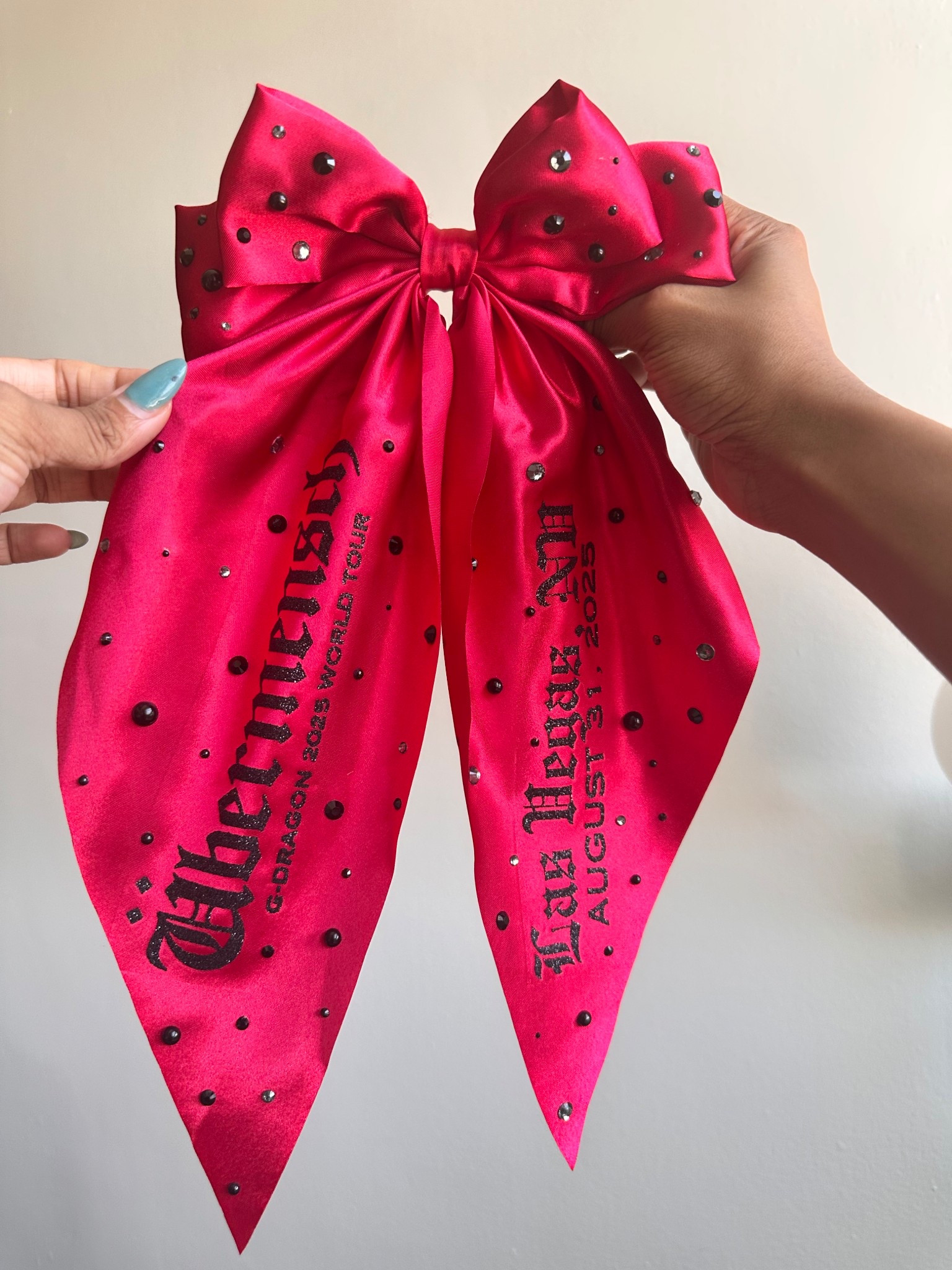 For my day ones in the VIP section 💎🎤 — this one’s for YOU. The ultimate G-Dragon world tour hair bow to crown your concert fit 👑✨ #GDragon2025 #VIPVibesOnly #KPopRoyalty #BowDownToTheKing #ConcertFitCheck #EtsyFinds #MainStageEnergy 

#LTKTravel #LTKParties #LTKFindsUnder50