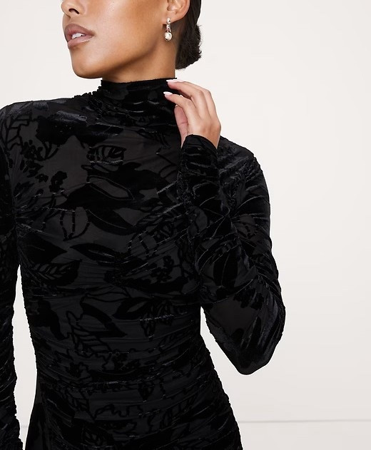 banana republic 

black velvet | velvet top | holiday outfit idea | ootd | holiday style | style tips | outfit inspo | what i wore | what to wear for holiday | holiday top 

#ltkgiftguide #ltkmidsize #ltkholiday