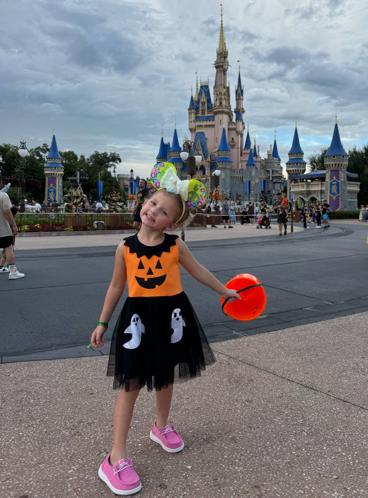 Halloween outfit and pink hey dudes




Pumpkin outfit 
Ghost costume 
Halloween costumes 
Kids Halloween 

#LTKxPrimeDay #LTKHalloween #LTKKids