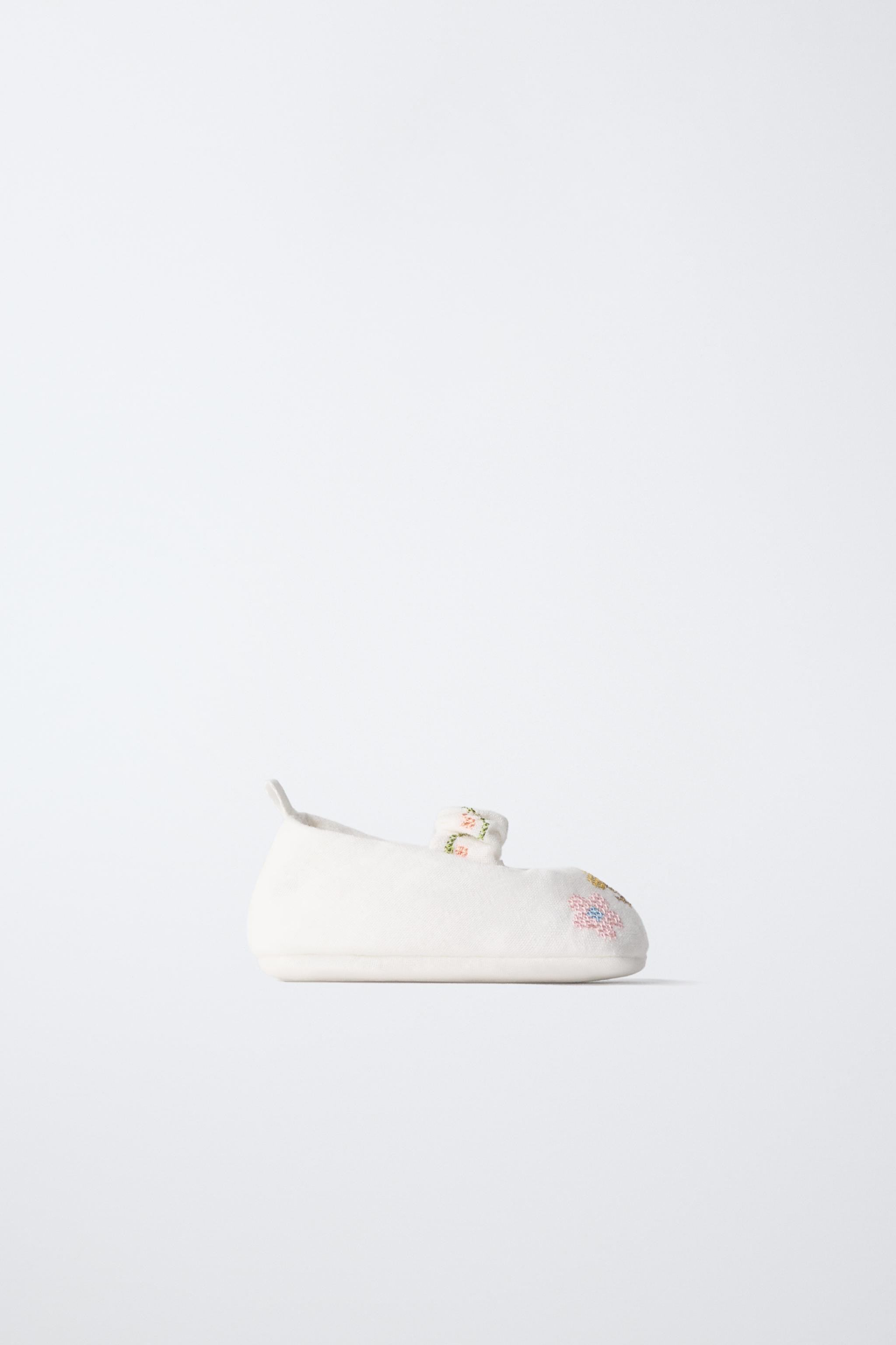 100% cotton booties with floral embroidery. Includes a matching bag with an adjustable drawstring... | Zara US