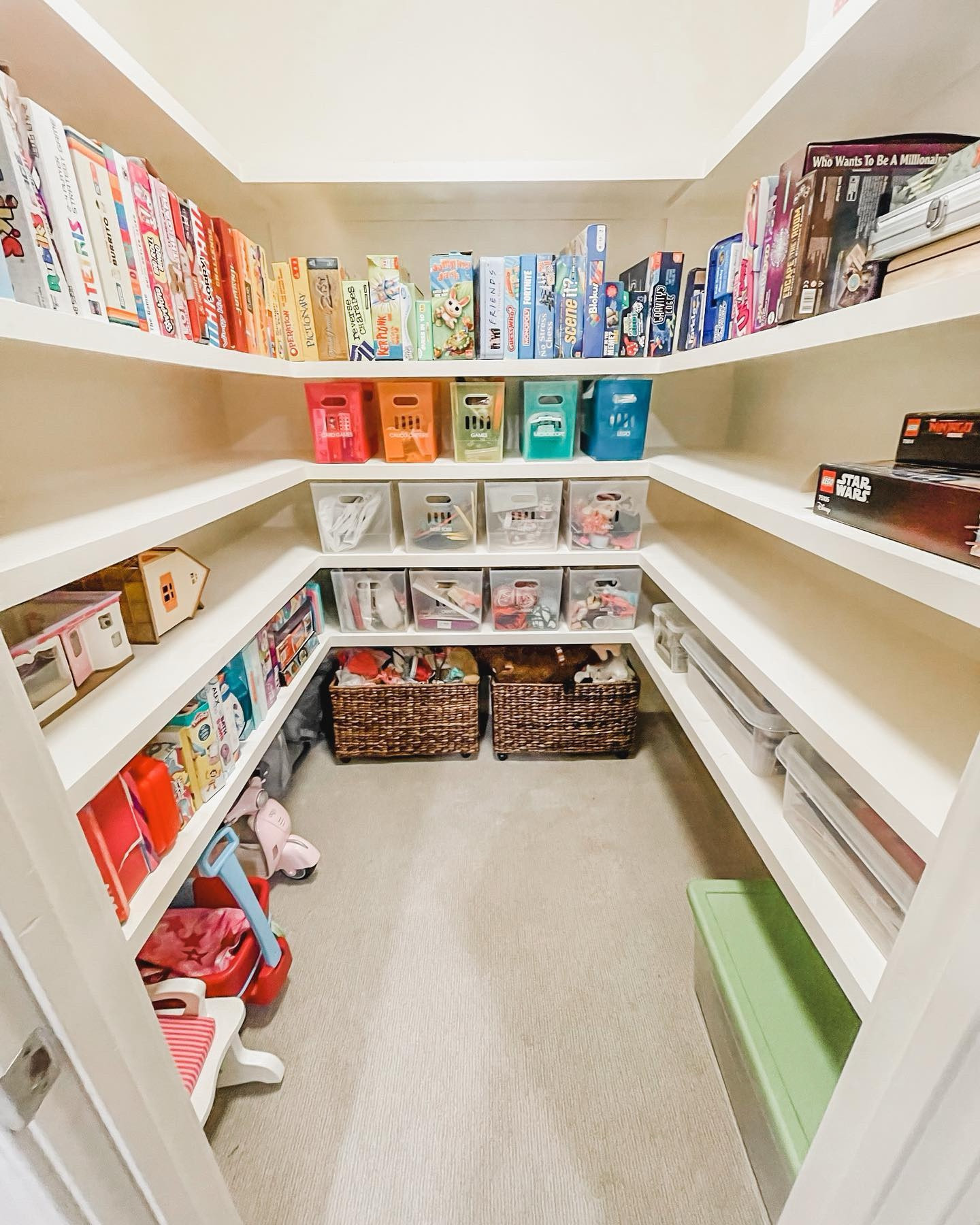 Someone’s about to have a great weekend! After a super thorough edit (where toys benefitted a local family who had recently become home to two new foster kiddos), this space is totally refreshed.

Sometimes less really is more and my guess is, the toys that are left will be played with 100% more.

Huge 🙌🏼 to @meditate2create and @thegapinskifamily for transforming this space in a major way!