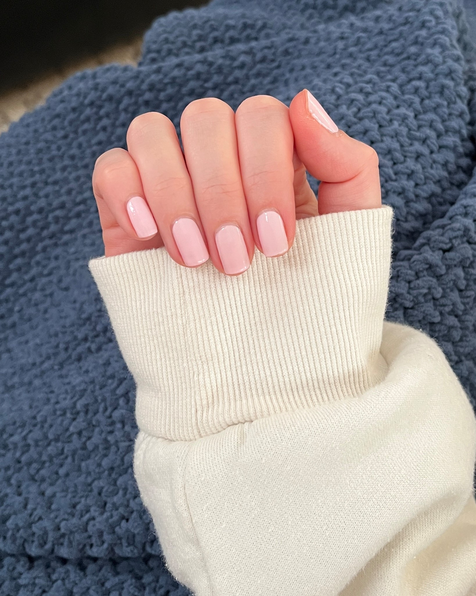 Testing Sally Hansen’s new Miracle Gel formula. Made it to day 6 without chips, but now I have to take it off. 

PSA: this is regular nail polish, not true gel. And I don’t love the top coats in this line. They take too long to fully set, so I’d use my Glisten & Glow top coat instead, but the polish itself held up well! 

#nailpolish #nailinspo 

#LTKBeauty