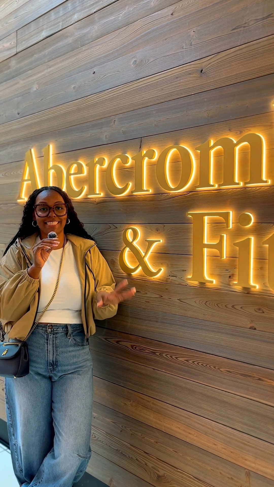 As a girl who no longer lives in leggings let’s go to #Abercrombie and try on my favorite jeans 

#LTKMidsize #LTKStyleTip