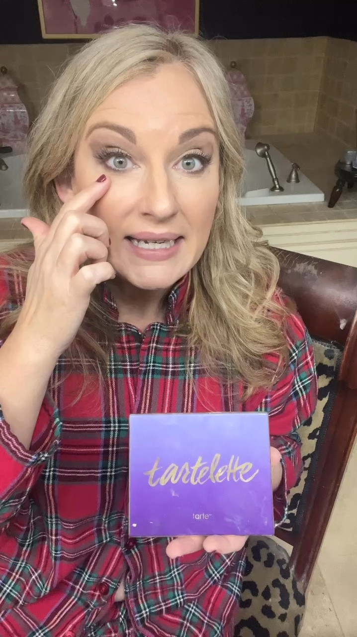 All matte eyeshadow palette.  
Great for green eyes 

#LTKBeauty #LTKGiftGuide #LTKFindsUnder50