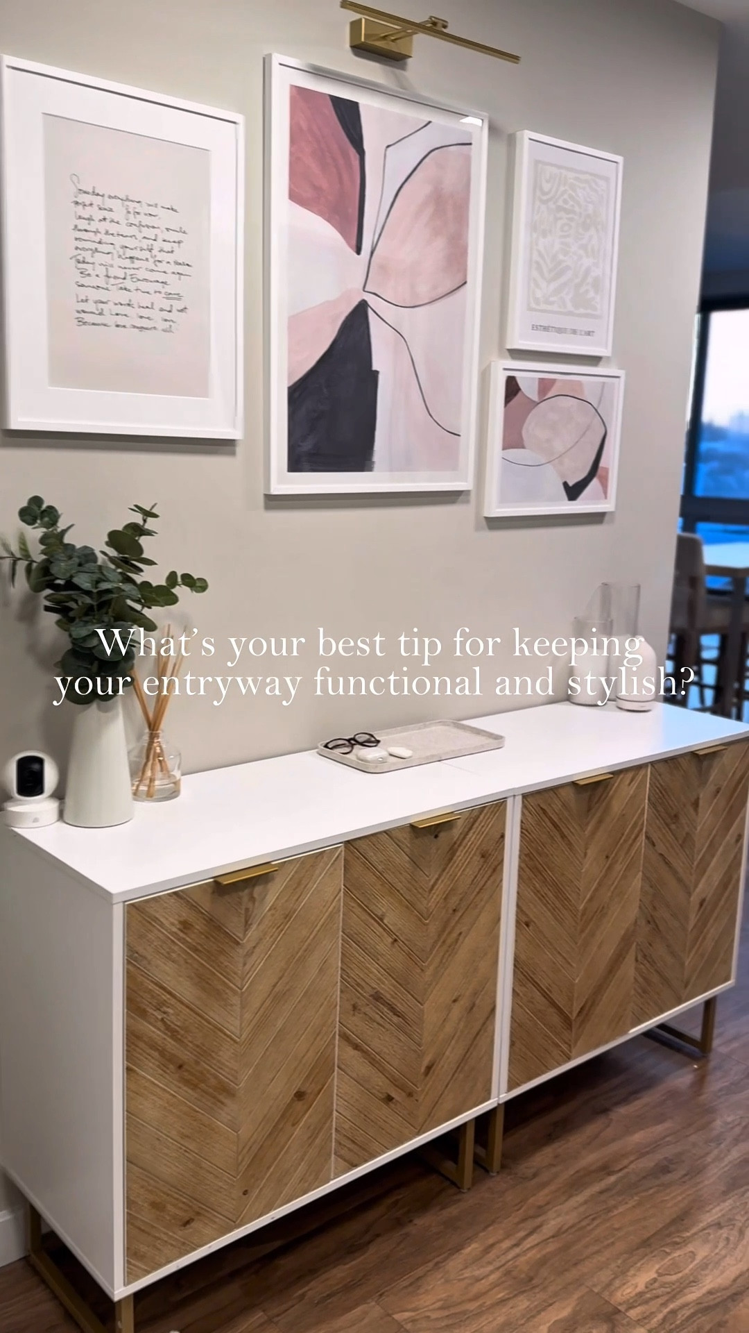 Walking into a clutter-free entryway instantly makes me feel calmer. Everything has its place, and that small detail changes everything. ✨

I’m always looking for new ways to keep this space both functional and stylish—do you have a favorite tip? Share it with me in the comments!