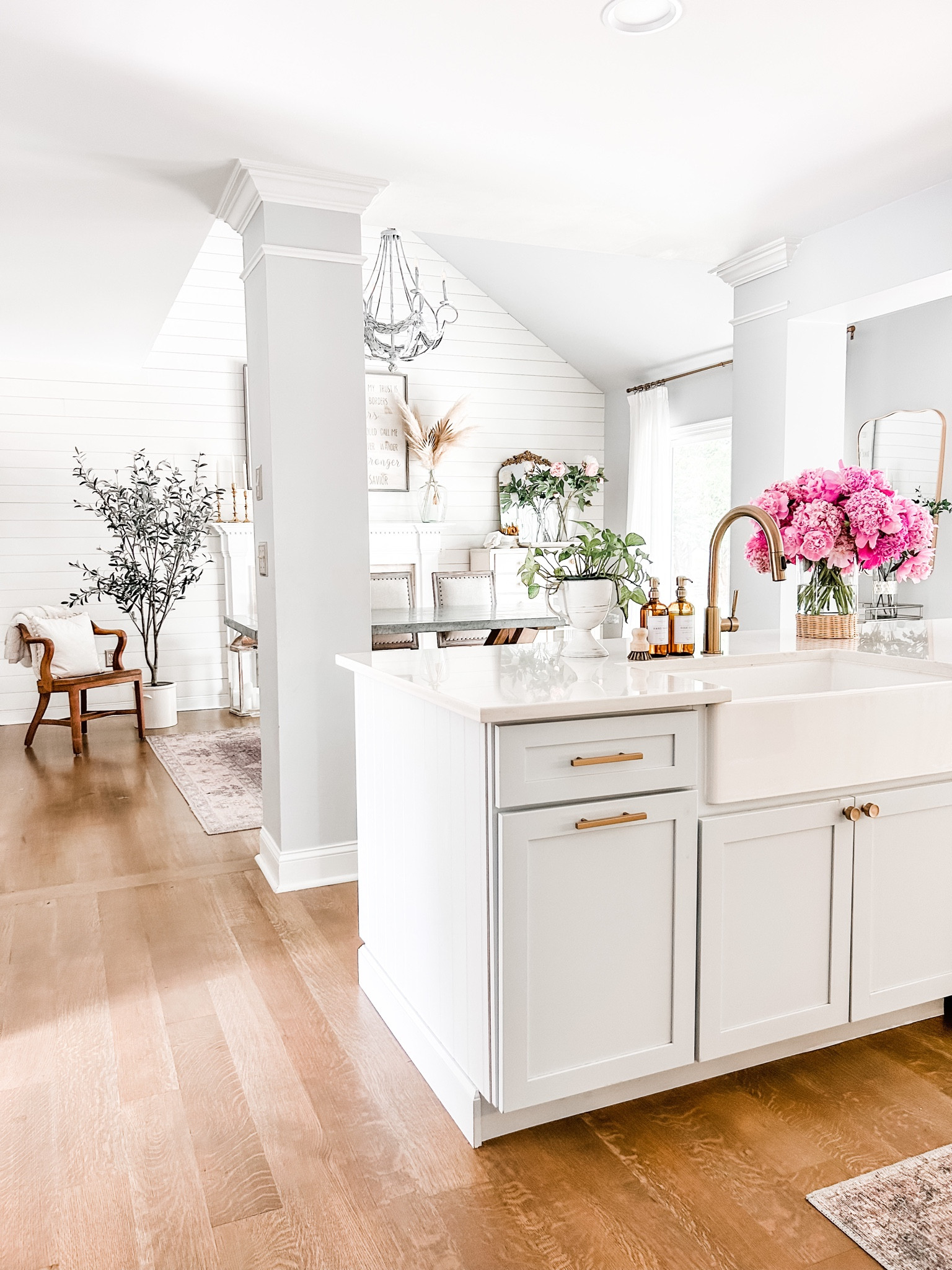 Summer Kitchen View!

Kitchen drawer handle, knobs, gold hardware, round champagne gold pull, farmhouse sink, gold kitchen faucet, amber glass soap dispenser, bamboo palm pot scrubber, kitchen runner, farmhouse dining table, farmhouse chandelier, arched top mirror, gold wall mirror, curved top mirror, dining chair, dining room rug, Loloi rug, vase with rattan cover, wicker vase. 
#kitchen #diningroom

#LTKFind #LTKhome #LTKstyletip