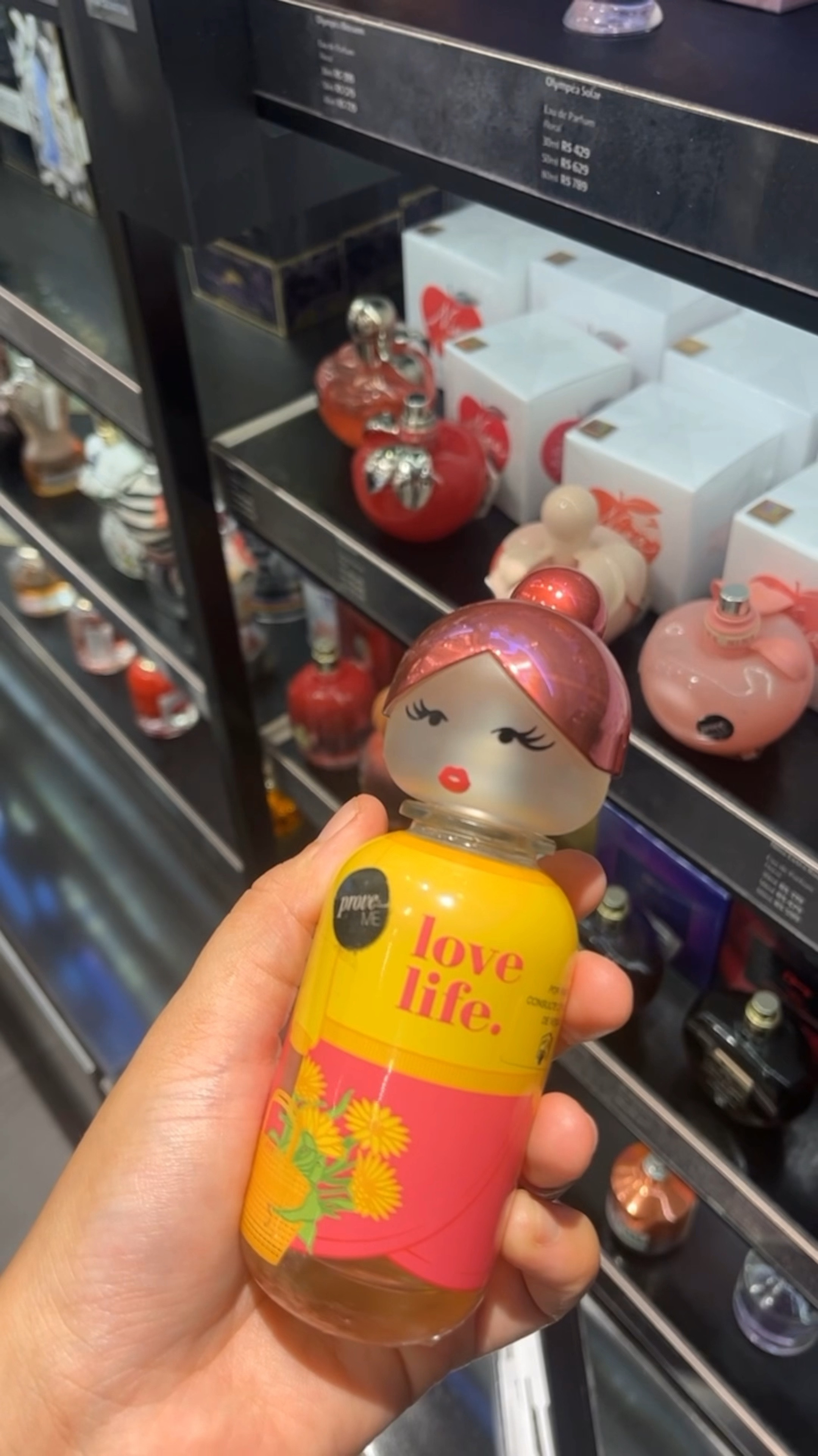 Yellow Peony é a combinação perfeita do floral com o frutal. Na saída Toranja e Bergamota são abraçadas pela framboesa deixando um gosto de quero mais. No coração Peônia, Flor de Laranjeira e Pimenta rosa aquecem o perfume como um abraço apertado. No fundo a Madeira de Âmbar e Musgo trazem a intensidade perfeita para aquecer os corações.

#LTKbrasil #LTKguiadepresente #LTKbeleza