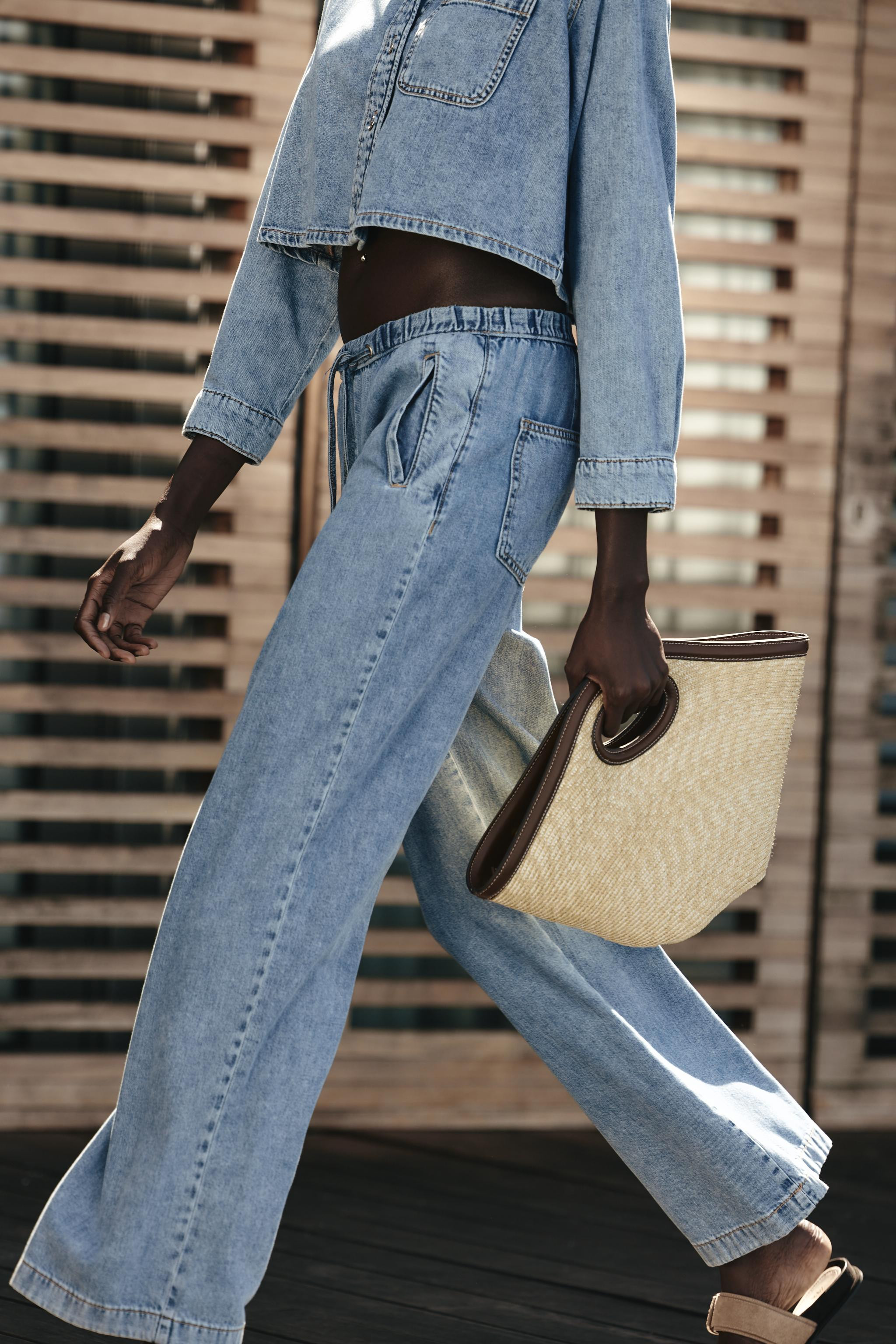 Tote bag. Braided top with contrasting details. Top handle and detachable shoulder strap. Interio... | Zara UK