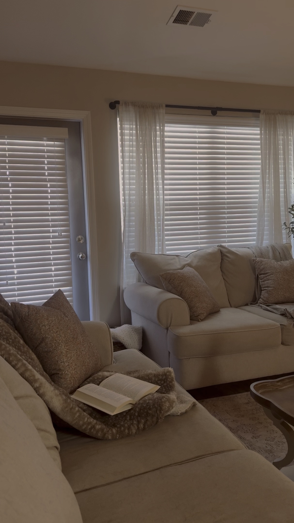 cozy up 🤎



#LTKstyletip #LTKVideo #LTKhome