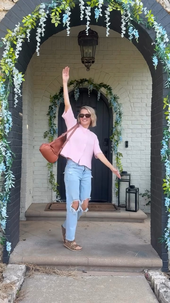 These just something about this pink top that I love (oh and of course it comes in so many other colors). Comment SHOP and I’ll send you links to the whole outfit.