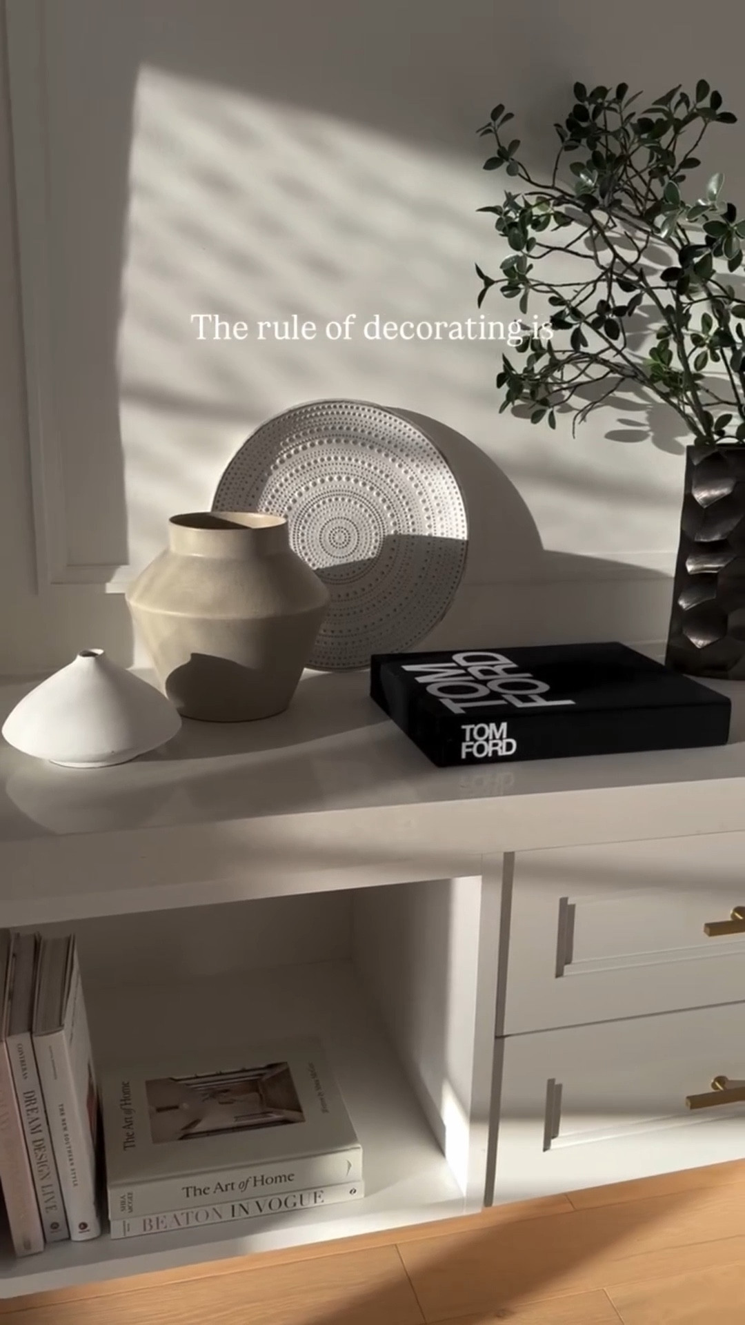 If you love it, it’ll work 😉

#InteriorDesignRules #Homestyle #DecoratingTips #HomeVibes interior styling, home decor, shelf styling tips, coffee table books, home decor books, interior design reel