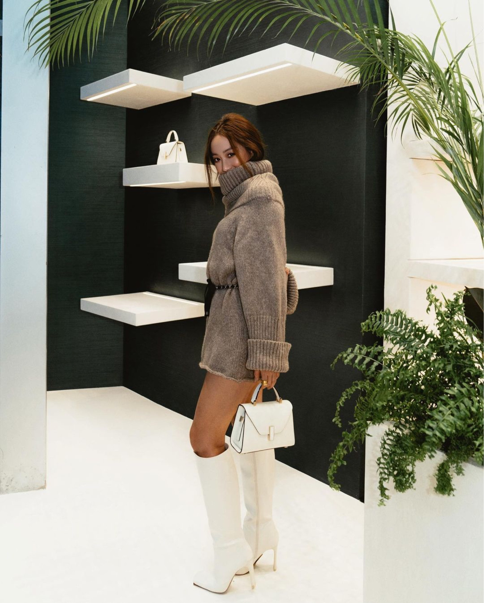 義大利精品皮具品牌 @valextra 的台灣首間門市在微風信義開幕了！

替大家小科普一下，這個低調到皮件上都很難找到品牌logo的Valextra是由Giovanni Fontana於1937年在米蘭創立。品牌的設計靈感來自米蘭的建築結構和幾何美學，再搭配義大利精湛的皮件工藝，之前在幾個韓劇裡其實都有Valextra包款的身影，而且去年品牌Iside 包款還被知名購物網站統計為女生熱賣款式之一！

lside的立體包型跟前扣是品牌最經典的設計包款，最近在拍攝第二季的慾望城市Just Like that，Charlotte也被拍到手上拎著拼接款的Iside在紐約街頭！而新的 NoLo包款有著一貫品牌風格的極簡輪廓，但是鎖扣上有一個小小象徵Valextra的V字凹口。不管是哪一個包型，我特別喜歡Valextra有點牛奶色的白色，搭配軟糯的毛衣或是硬挺的西裝都好好看！
推薦你們在經過微風信義時感受來自米蘭的工藝美學！！

#valextratw
#LTKtaiwan#LTKasia

#LTKstyletip #LTKitbag