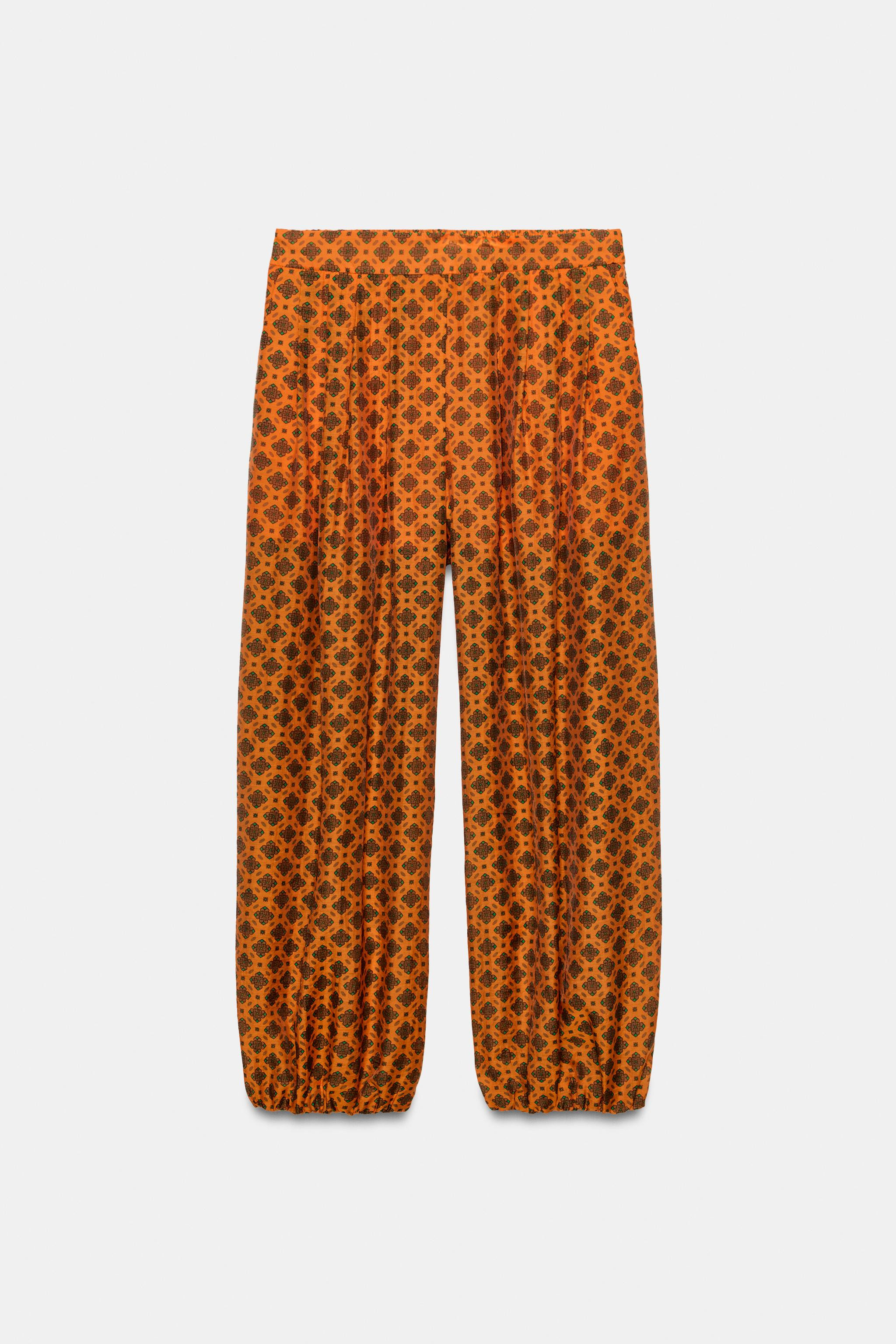 Mid-rise pants with an elastic back. Featuring darts and front pockets. Short interior lining. Pu... | Zara US