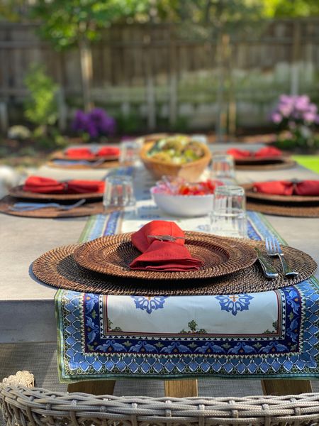 Don’t you just love blue and white for dressing up your outdoors? Chargers, placemats and runner all current from Williams Sonoma - orange napkins Tommy Bahama. Bon Appetit 🍶