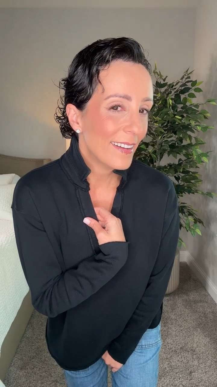 This is what happens when a sweatshirt grows up. Soft, breathable cotton that feels casual but looks pulled together — my favorite kind of outfit. @FrankandEileen

#FrankandEileenPartner #WearLoveRepeat  

 